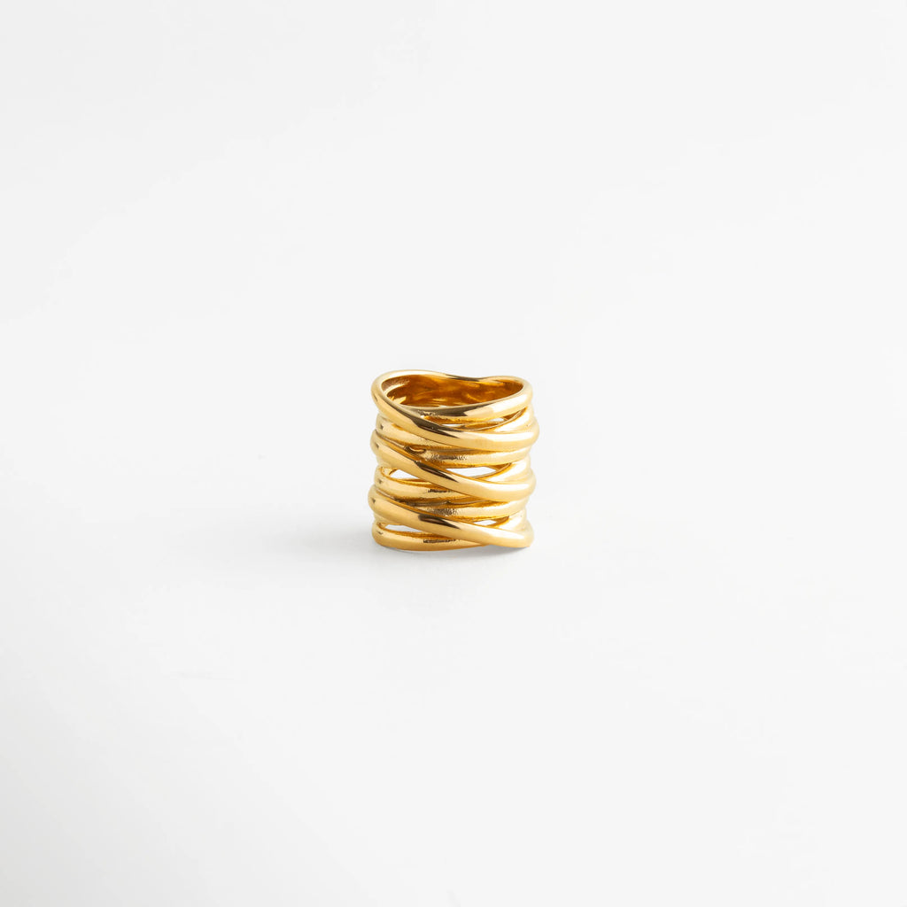 Vista frontal del Anillo Halo con diseño entrelazado y acabado dorado refinado, Anillo dorado de estilo moderno con estructura amplia y elegante, Diseño de anillo ancho con líneas cruzadas y apariencia sofisticada, Anillo Halo en vista completa con estilo minimalista y contemporáneo, Anillo de inspiración nórdica y vintage con acabado brillante en oro.
