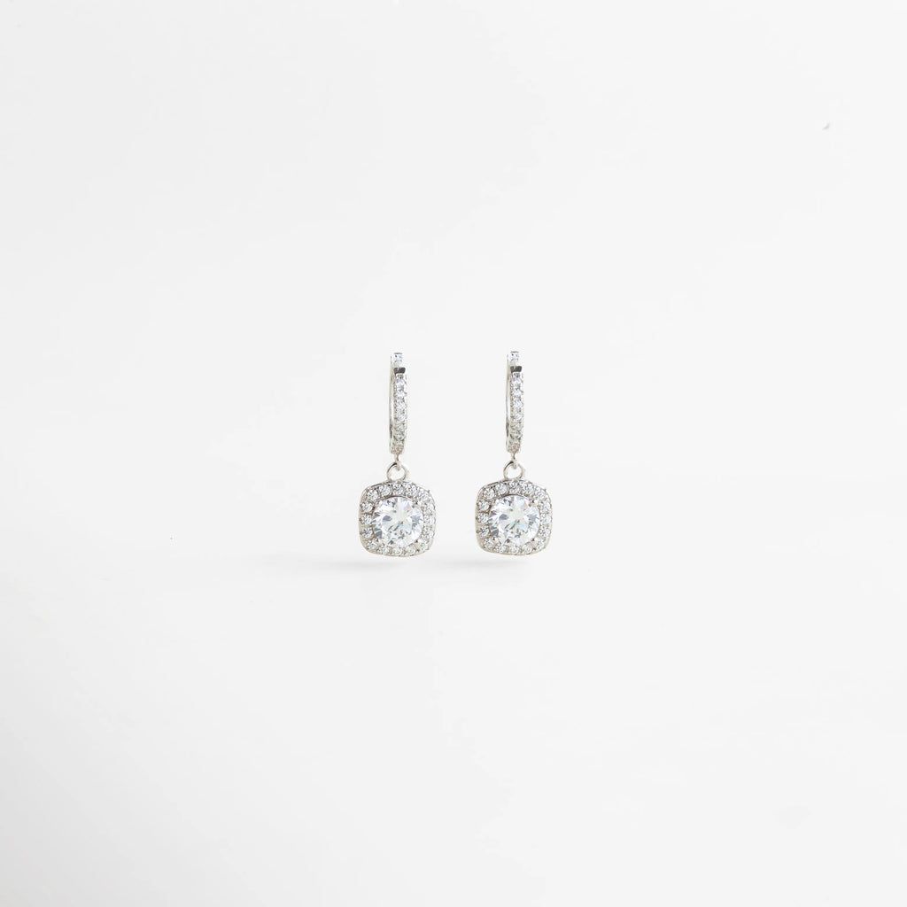 Aretes colgantes de Plata Ley 925 con zirconia brillante y diseño elegante para mujer, Vista frontal de aretes delicados con zirconia redonda y acabado sofisticado en plata, Par de aretes femeninos con zirconia luminosa y estilo refinado en Plata Ley 925, Aretes elegantes con detalle colgante y zirconia brillante, ideales para ocasiones especiales, Aretes de mujer con diseño delicado, brillo sutil y acabado en Plata Ley 925.