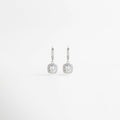 Aretes colgantes de Plata Ley 925 con zirconia brillante y diseño elegante para mujer, Vista frontal de aretes delicados con zirconia redonda y acabado sofisticado en plata, Par de aretes femeninos con zirconia luminosa y estilo refinado en Plata Ley 925, Aretes elegantes con detalle colgante y zirconia brillante, ideales para ocasiones especiales, Aretes de mujer con diseño delicado, brillo sutil y acabado en Plata Ley 925.