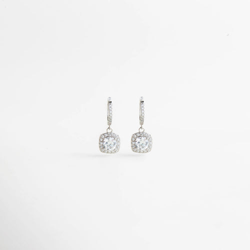 Aretes colgantes de Plata Ley 925 con zirconia brillante y diseño elegante para mujer, Vista frontal de aretes delicados con zirconia redonda y acabado sofisticado en plata, Par de aretes femeninos con zirconia luminosa y estilo refinado en Plata Ley 925, Aretes elegantes con detalle colgante y zirconia brillante, ideales para ocasiones especiales, Aretes de mujer con diseño delicado, brillo sutil y acabado en Plata Ley 925.