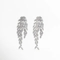 Aretes largos de cobre con baño de plata esterlina y diseño de hojas en cascada con circonias, Pendientes de gala con múltiples incrustaciones de zirconia y acabado brillante en plata, Vista frontal de aretes de 7.5 cm de largo con diseño botánico de lujo y poste de plata ley 925, Joyería de declaración: aretes plateados con racimos de circonias de corte marquesa, Par de aretes elegantes con estructura articulada de hojas brillantes sobre fondo blanco.