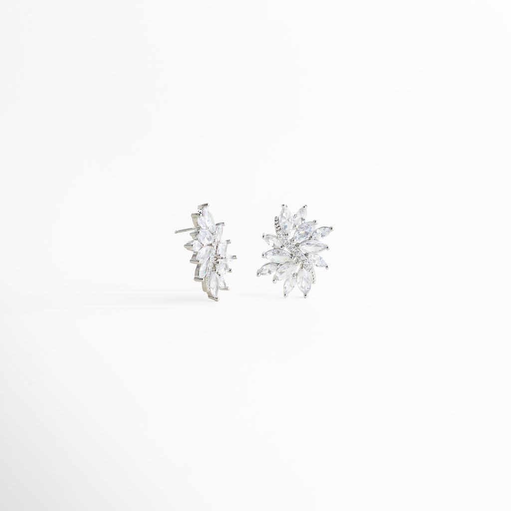 Aretes con zirconias en diseño tipo hoja, Stud earrings elegantes con piedras brillantes, Aretes de joyería fina con inspiración floral, Aretes pequeños con zirconias en corte marquise, Joyería femenina con brillo sofisticado
