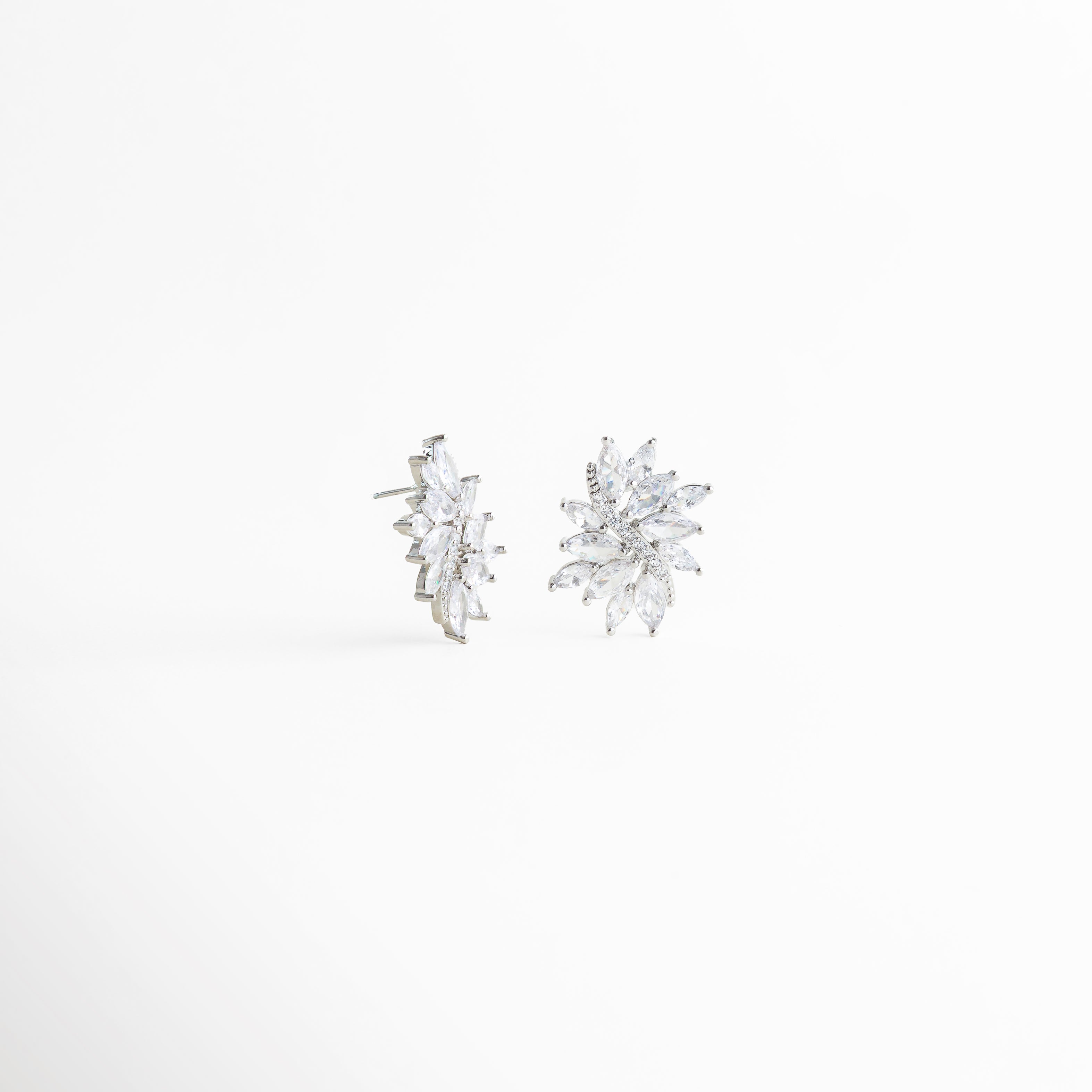 Aretes con zirconias en diseño tipo hoja, Stud earrings elegantes con piedras brillantes, Aretes de joyería fina con inspiración floral, Aretes pequeños con zirconias en corte marquise, Joyería femenina con brillo sofisticado
