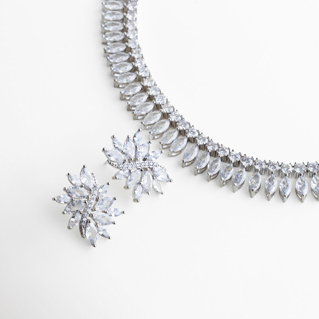 Collar tipo gargantilla con diseño de hojas en zirconias, Collar elegante con zirconias en corte marquise, Joyería fina con brillo uniforme y diseño sofisticado, Collar statement con inspiración floral, Gargantilla de zirconias para looks formales y de noche
