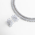 Collar tipo gargantilla con diseño de hojas en zirconias, Collar elegante con zirconias en corte marquise, Joyería fina con brillo uniforme y diseño sofisticado, Collar statement con inspiración floral, Gargantilla de zirconias para looks formales y de noche