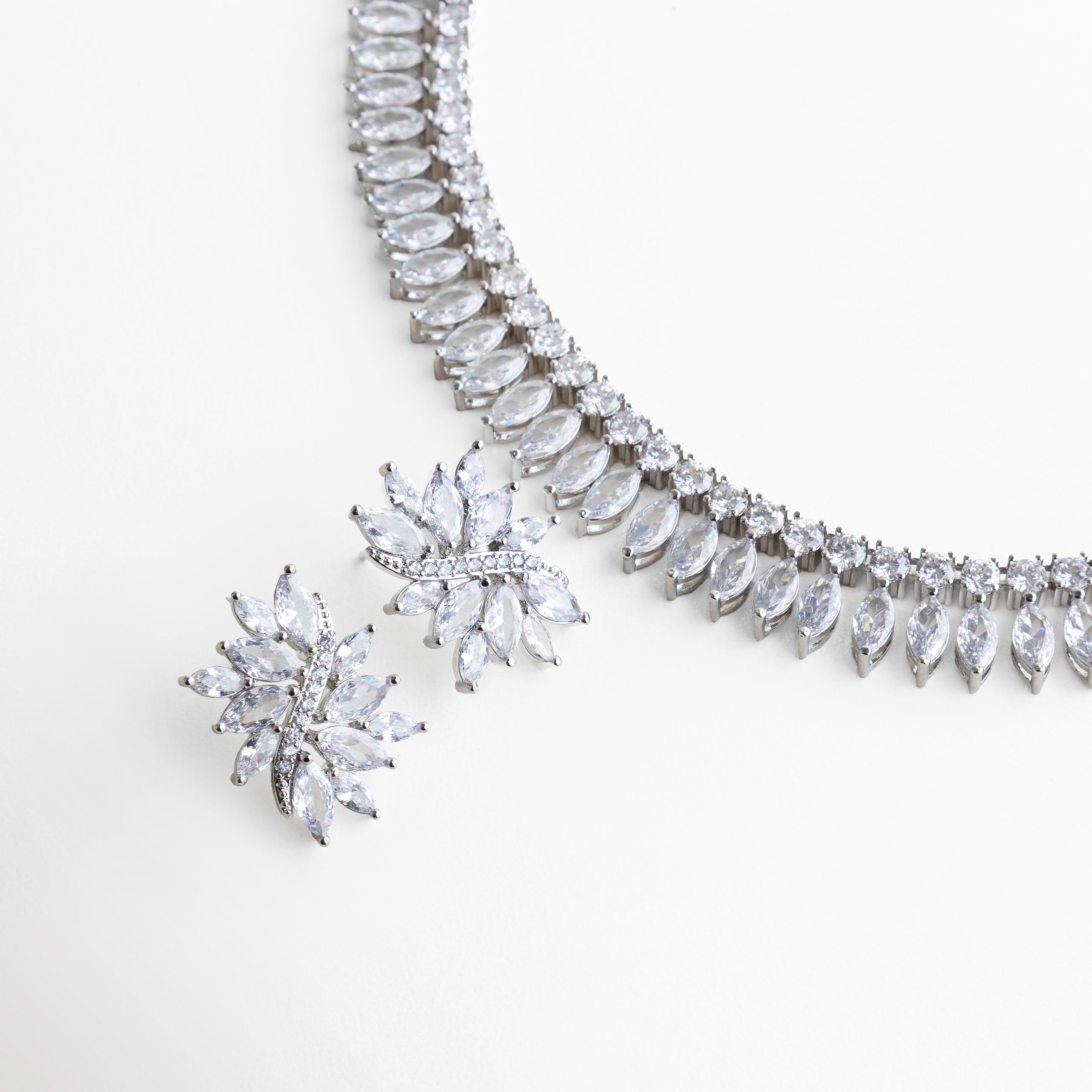 Collar tipo gargantilla con diseño de hojas en zirconias, Collar elegante con zirconias en corte marquise, Joyería fina con brillo uniforme y diseño sofisticado, Collar statement con inspiración floral, Gargantilla de zirconias para looks formales y de noche