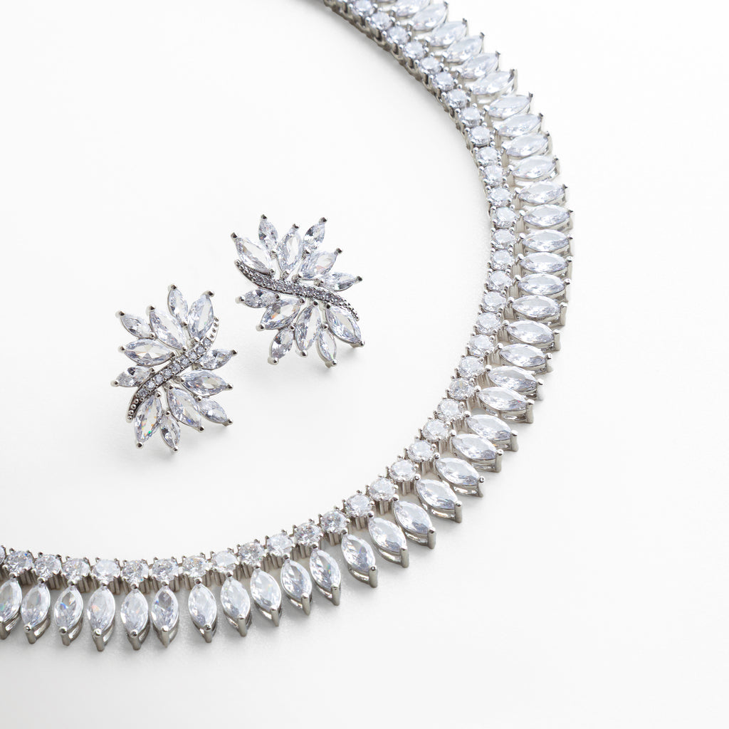 Detalle de zirconias engarzadas en forma de hoja, Close up de piedras brillantes con corte marquise, Joyería con acabado fino y engaste preciso, Detalle de collar con zirconias de alta luminosidad, Collar elegante con trabajo delicado en piedras
