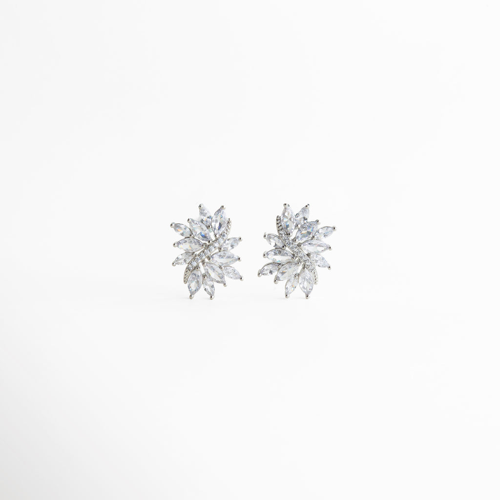 Broche de collar con sistema de cierre seguro, Detalle del cierre metálico del collar, Collar con broche resistente y acabado pulido, Joyería fina con broche discreto, Cierre de collar elegante para uso cómodo