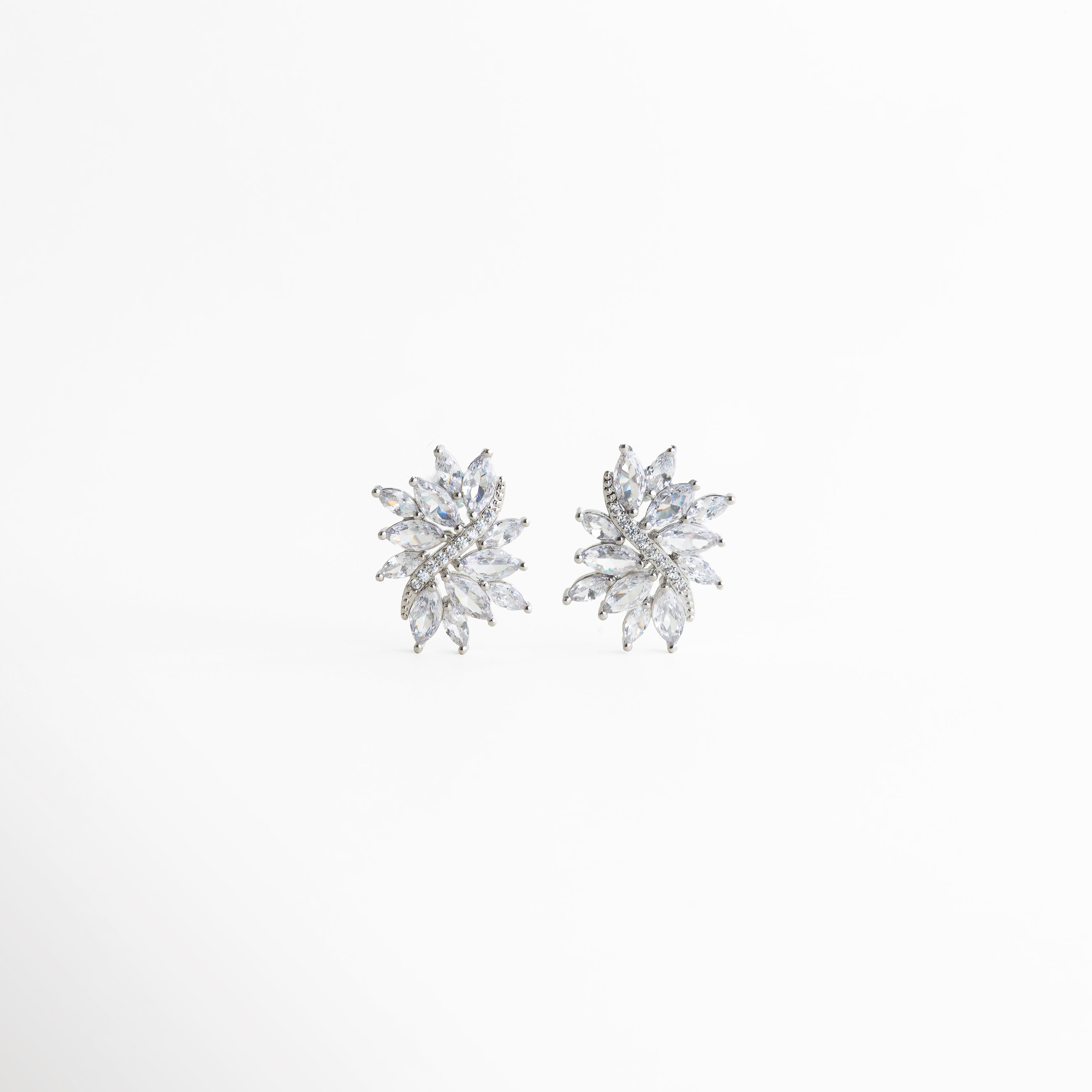 Broche de collar con sistema de cierre seguro, Detalle del cierre metálico del collar, Collar con broche resistente y acabado pulido, Joyería fina con broche discreto, Cierre de collar elegante para uso cómodo