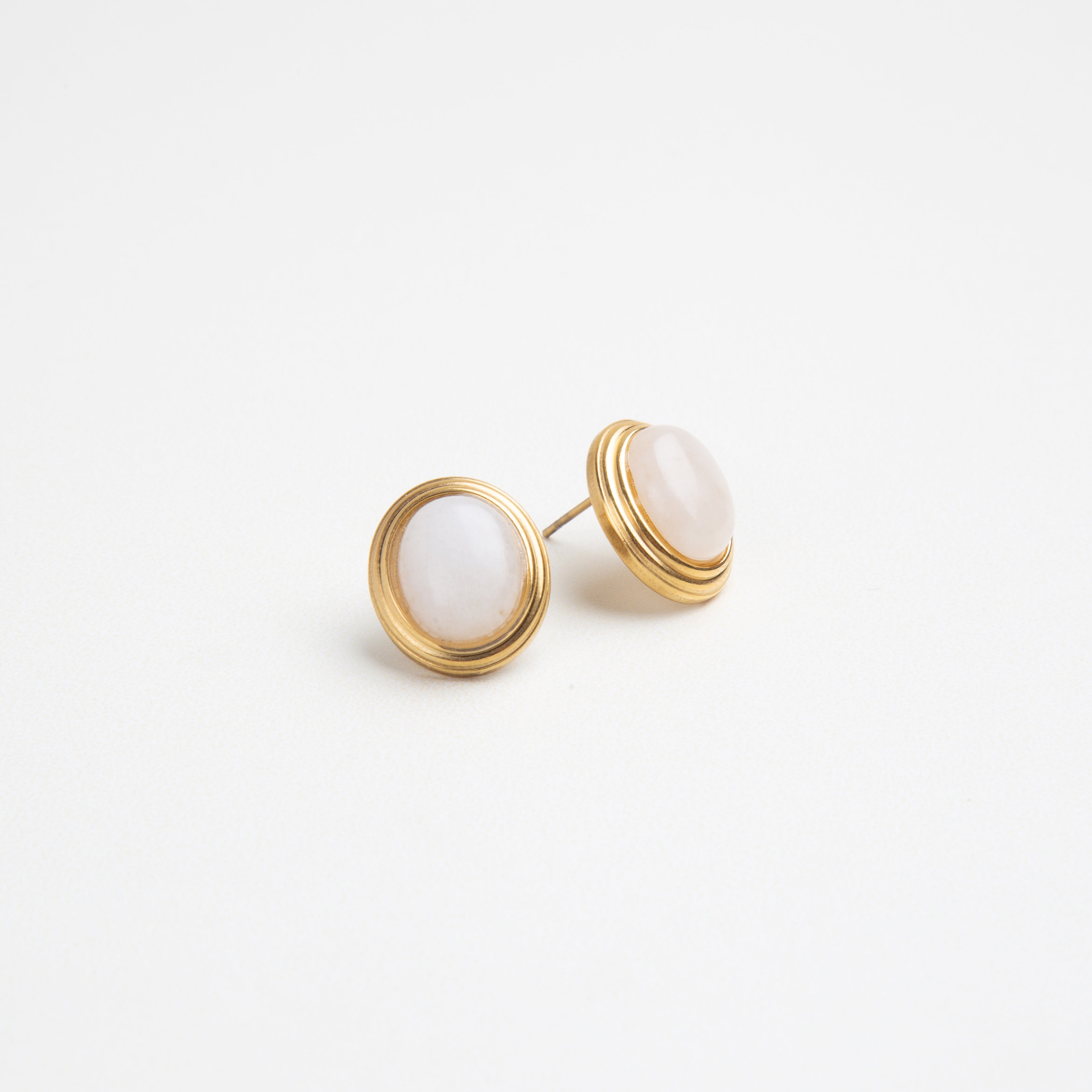 Aretes clásicos, aretes blancos, joyería clásica, elegante