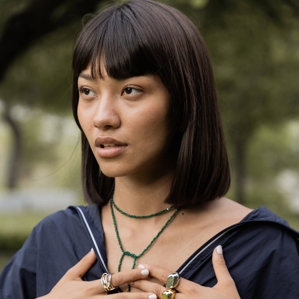 En styling real, este collar se vuelve ese acento elegante que se nota sin intención, como si la modelo hubiera nacido con él puesto. Le da un vibe sofisticado, relajado y ultra femenino. Sin esfuerzo, sin exagerar, solo un detalle que levanta todo.