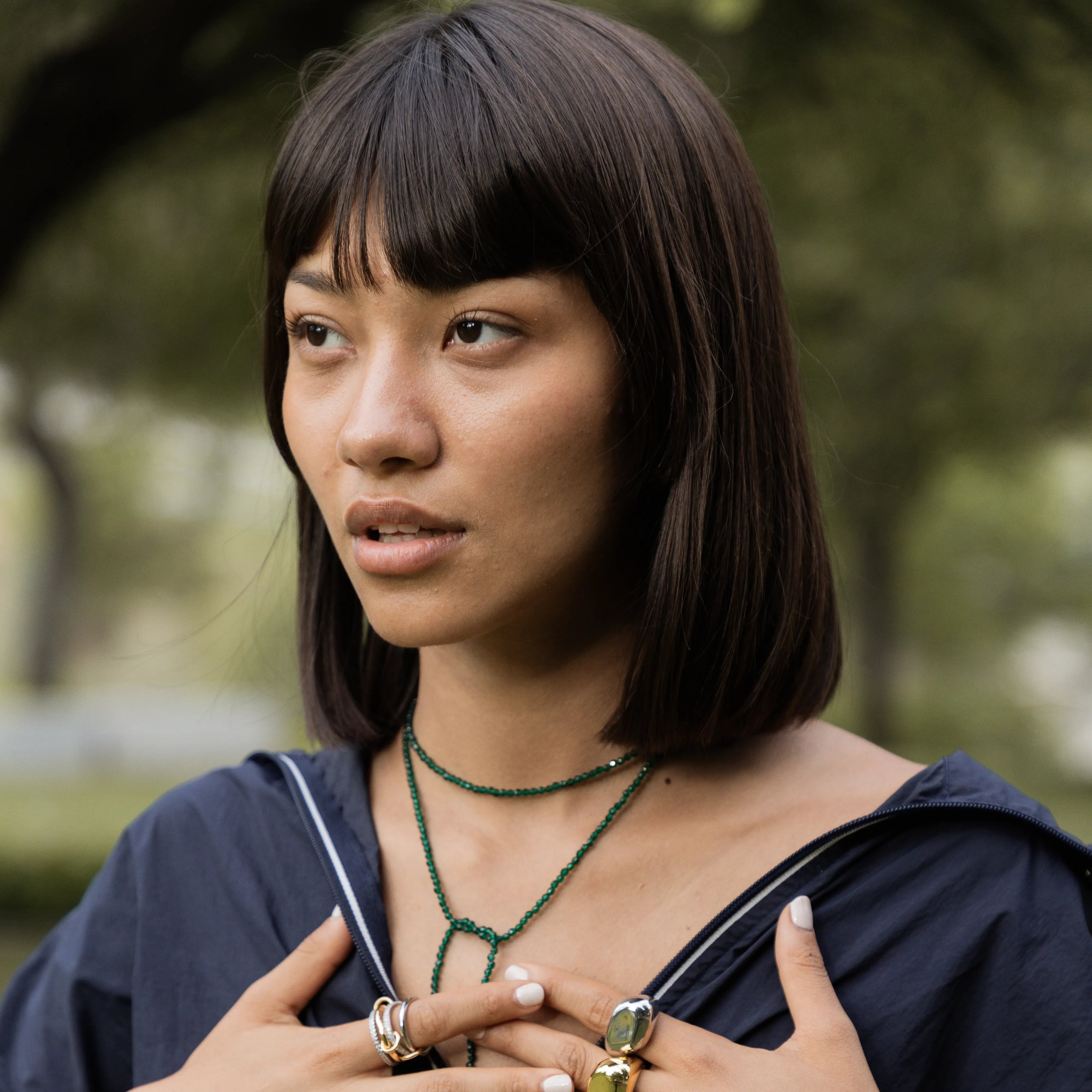 En styling real, este collar se vuelve ese acento elegante que se nota sin intención, como si la modelo hubiera nacido con él puesto. Le da un vibe sofisticado, relajado y ultra femenino. Sin esfuerzo, sin exagerar, solo un detalle que levanta todo.