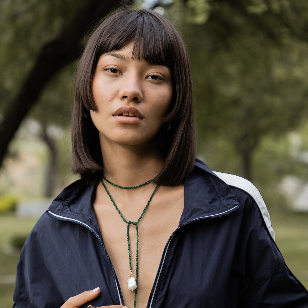 Usado con escote, este collar cae precioso y estiliza visualmente, marcando el cuello y el pecho de manera delicada y sexy. Es ese accesorio que se vuelve protagonista sin gritar, perfecto para quienes aman el lujo relajado.