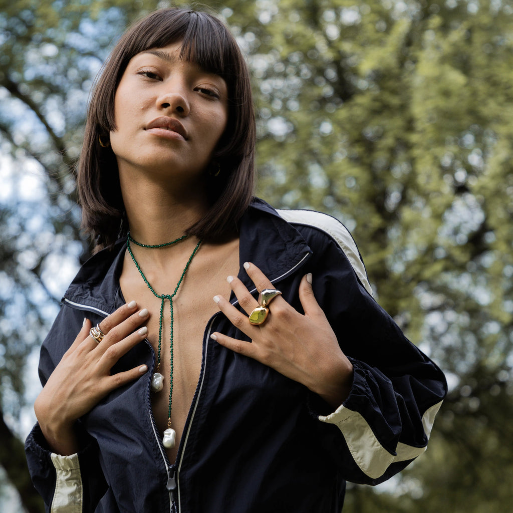 La vibra final es de mujer segura, moderna, libre, que no necesita exagerar para verse chic. El collar suma color y personalidad sin perder elegancia — pieza clave para darle intención a tus looks de temporada.