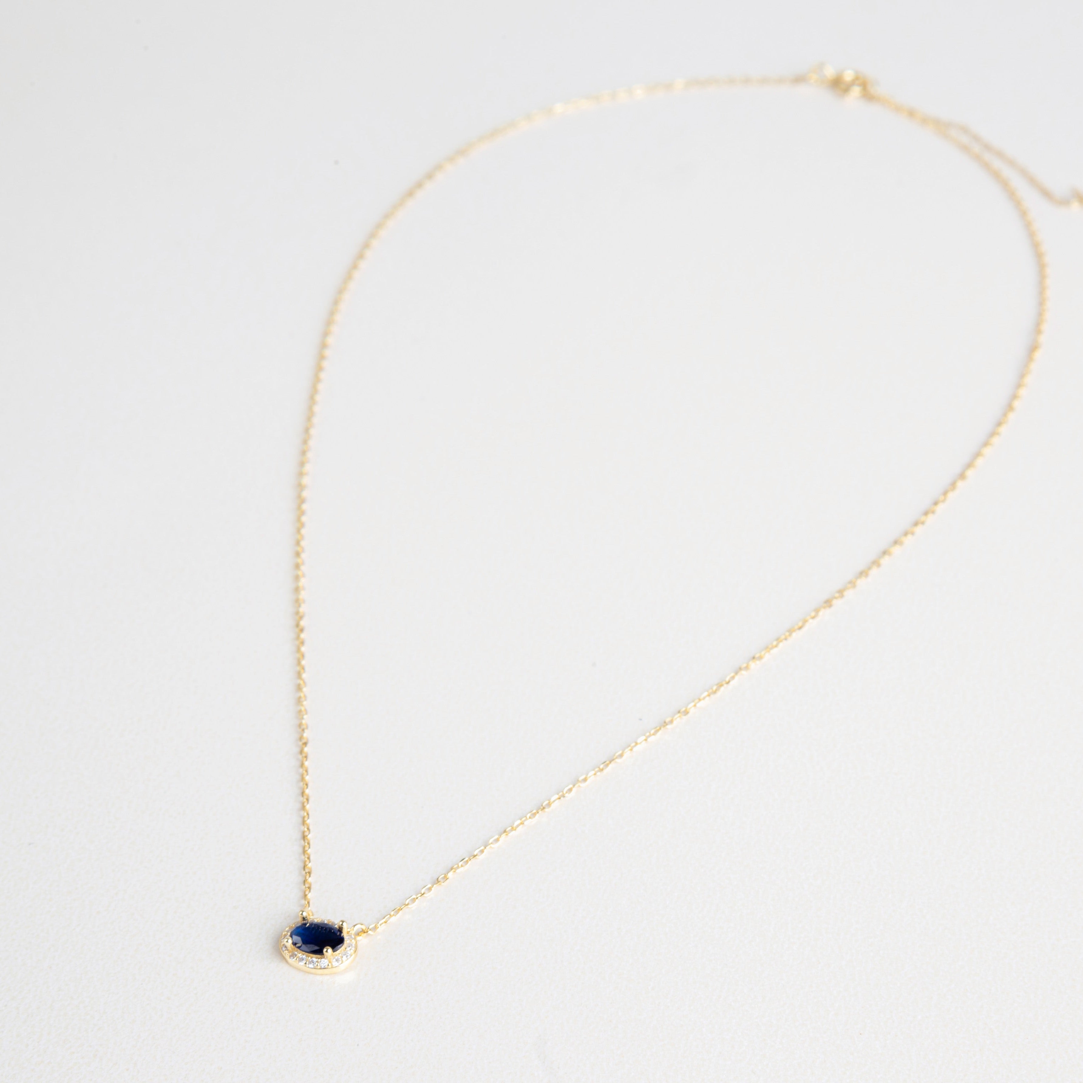 Gargantilla minimalista con piedra, Collar fino con dije azul, Joyería elegante con piedra azul, Collar con piedra azul estilo zafiro
