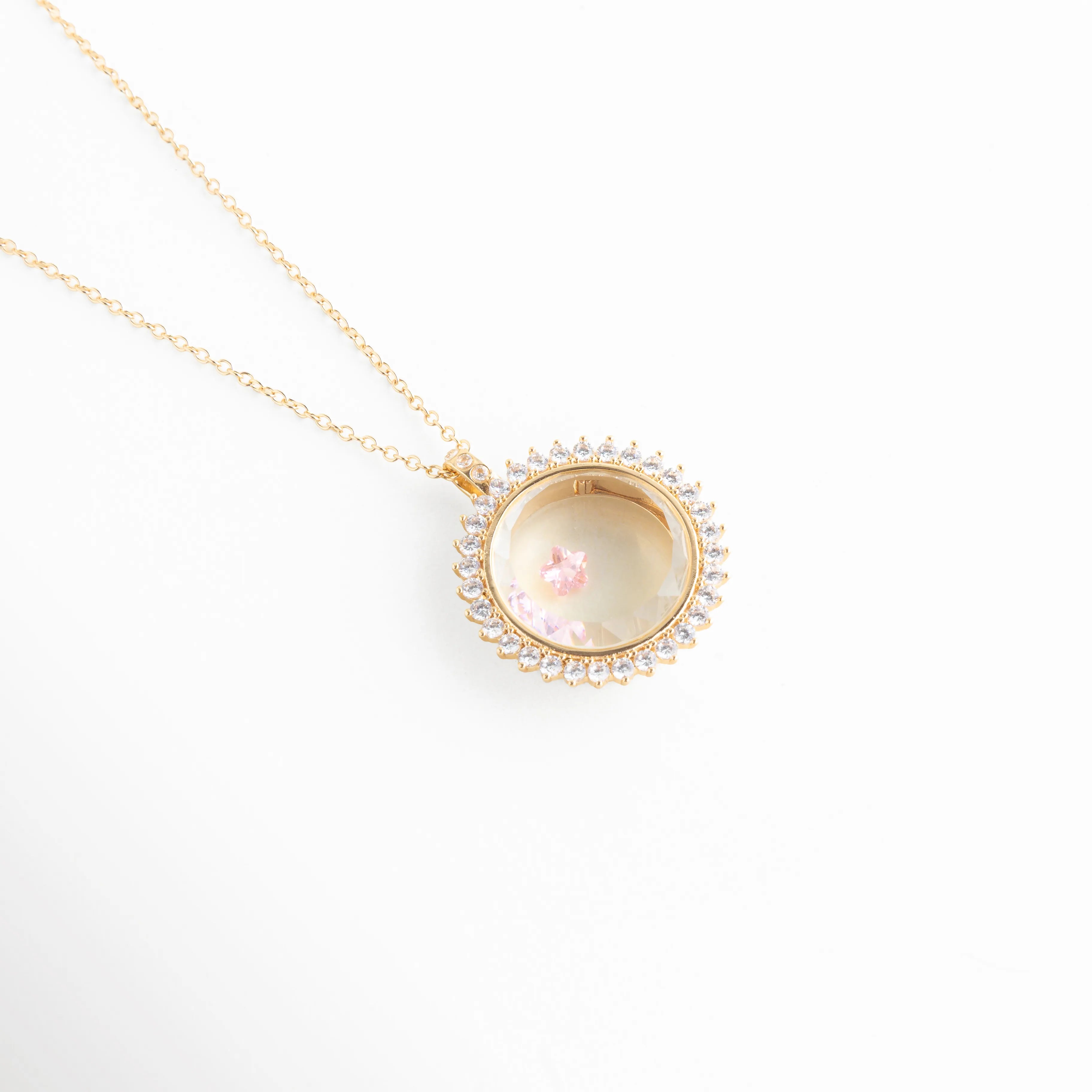 Charm rosa en forma de flor en collar dorado delicado, Charm floral rosa con piedras brillantes en cadena dorada, Collar con charm rosa pequeño en diseño floral elegante, Charm rosa brillante en dije dorado con estilo minimalista, Charm floral rosa en collar fino con diseño femenino