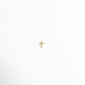 Charm de cruz con diseño delicado y acabado brillante elegante, Charm cruz con estilo minimalista y toque sofisticado, Charm mini cruz con diseño elegante y simbólico, Charm de cruz con acabado luminoso y estilo femenino, Charm cruz con diseño clásico y elegante