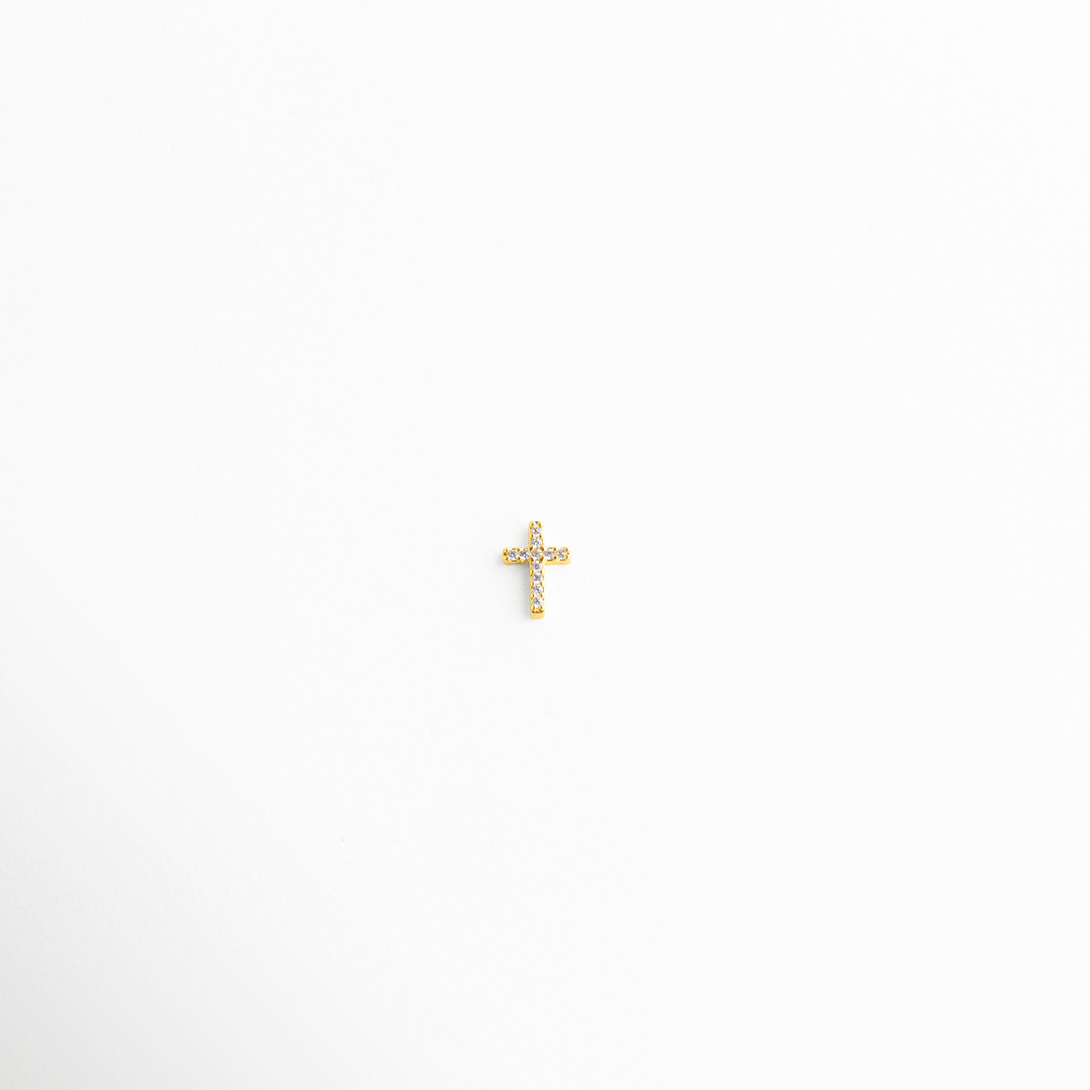 Charm de cruz con diseño delicado y acabado brillante elegante, Charm cruz con estilo minimalista y toque sofisticado, Charm mini cruz con diseño elegante y simbólico, Charm de cruz con acabado luminoso y estilo femenino, Charm cruz con diseño clásico y elegante