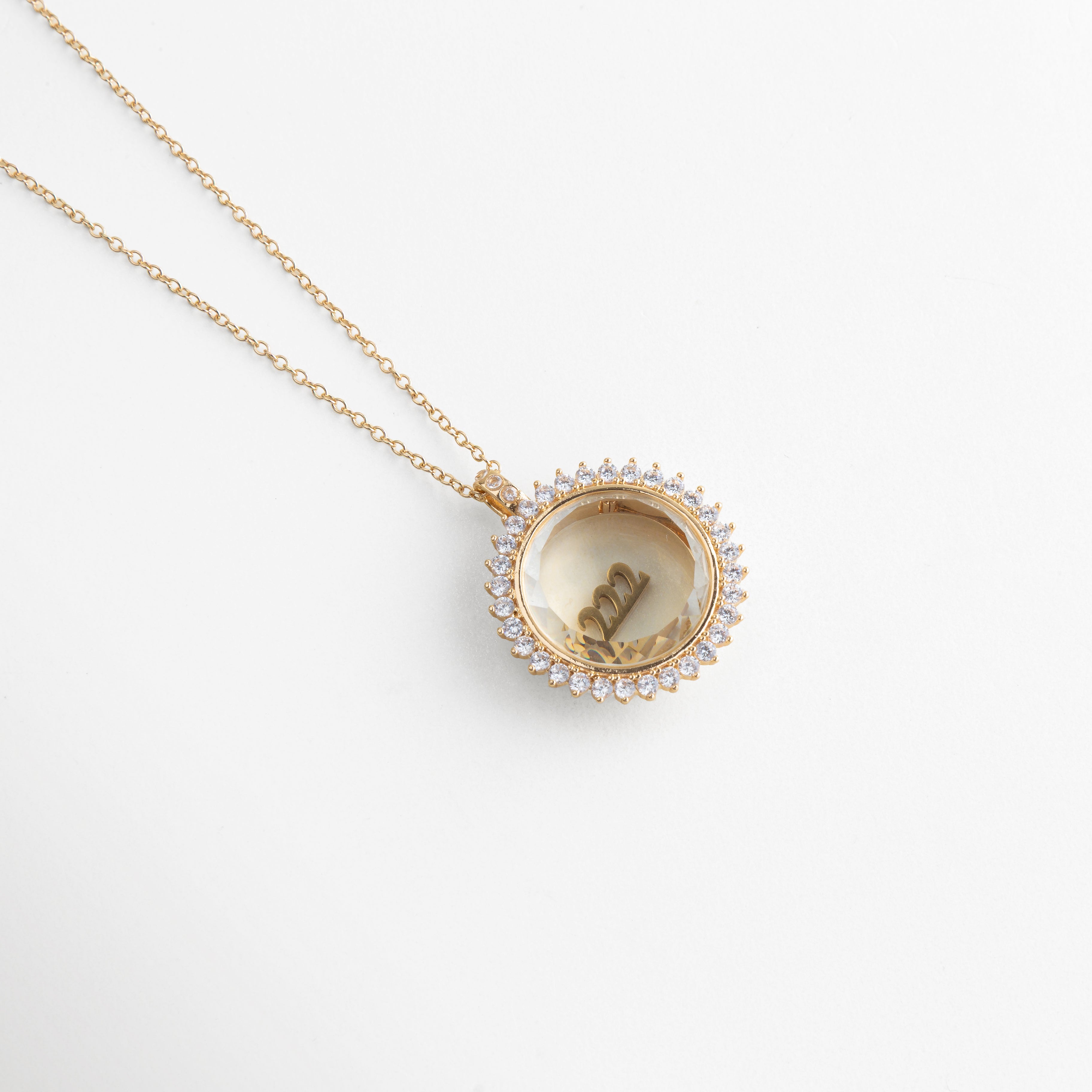 Charm 222 en collar delicado con diseño elegante, Charm número 222 en cadena fina con estilo minimalista, Collar con charm 222 pequeño y acabado brillante, Charm 222 en dije con diseño moderno y espiritual, Charm número 222 en collar fino con toque elegante