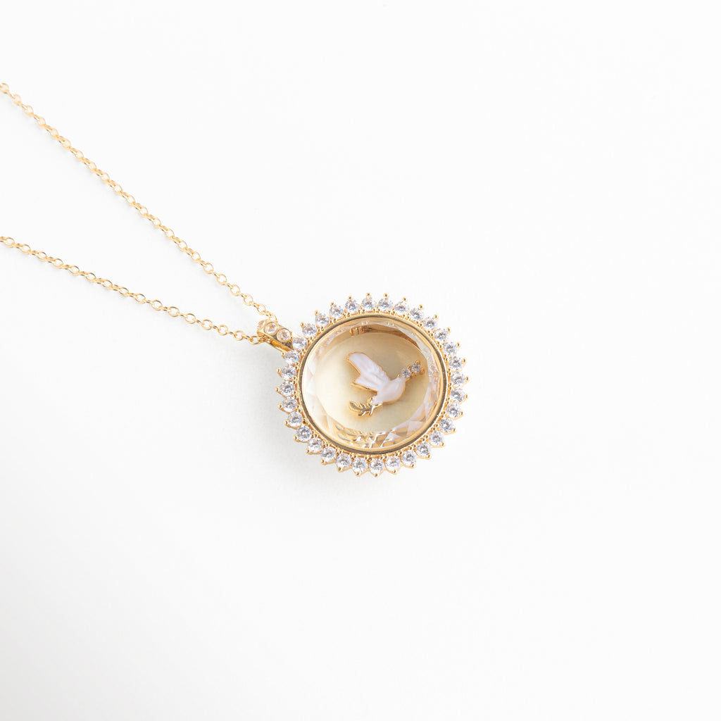 Charm de paloma en collar delicado con diseño elegante, Charm paloma en cadena fina con estilo femenino y brillante, Collar con charm de paloma pequeño y diseño sofisticado, Charm paloma en dije con acabado brillante y estilo minimalista, Charm de paloma en collar fino con toque delicado y elegante