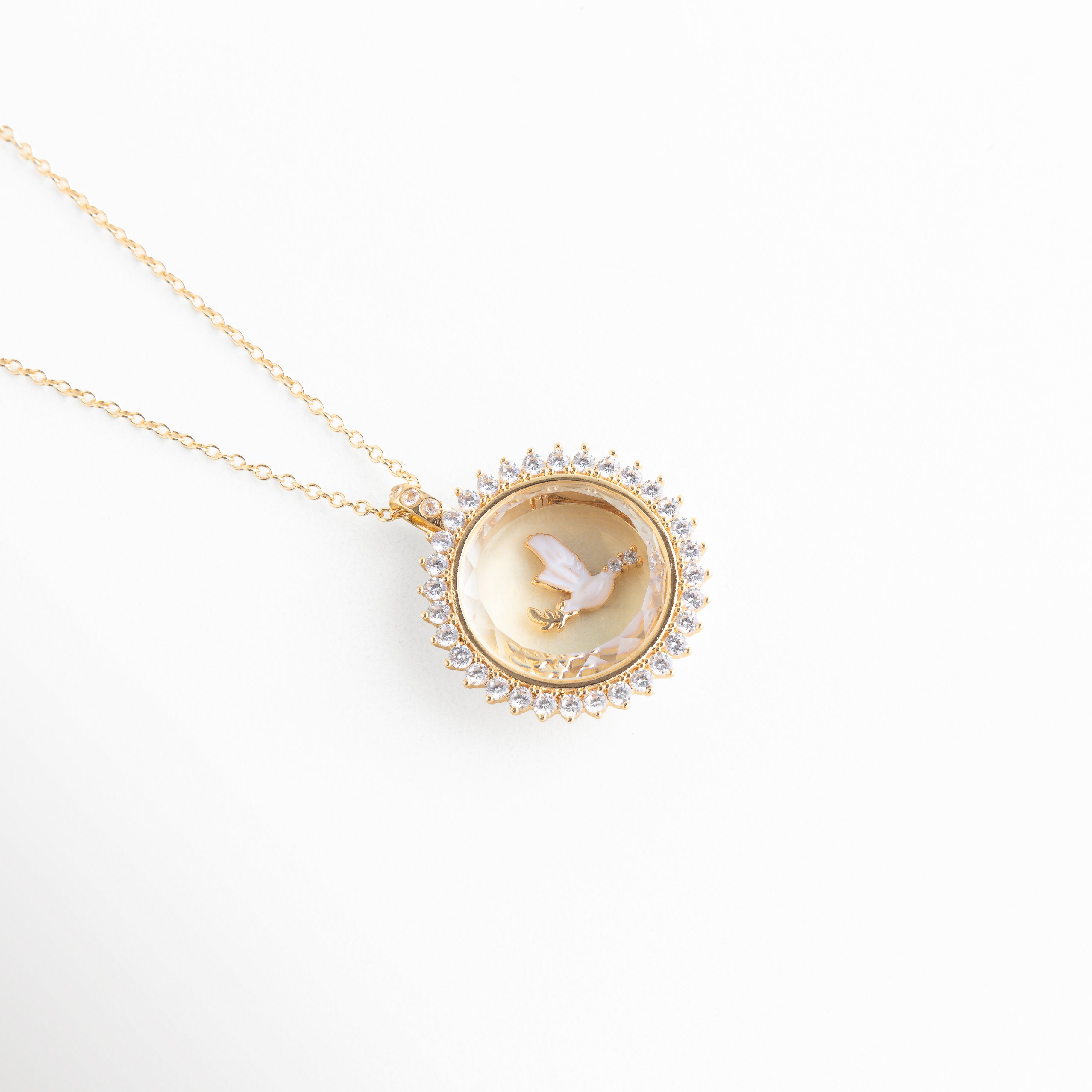 Charm de paloma en collar delicado con diseño elegante, Charm paloma en cadena fina con estilo femenino y brillante, Collar con charm de paloma pequeño y diseño sofisticado, Charm paloma en dije con acabado brillante y estilo minimalista, Charm de paloma en collar fino con toque delicado y elegante