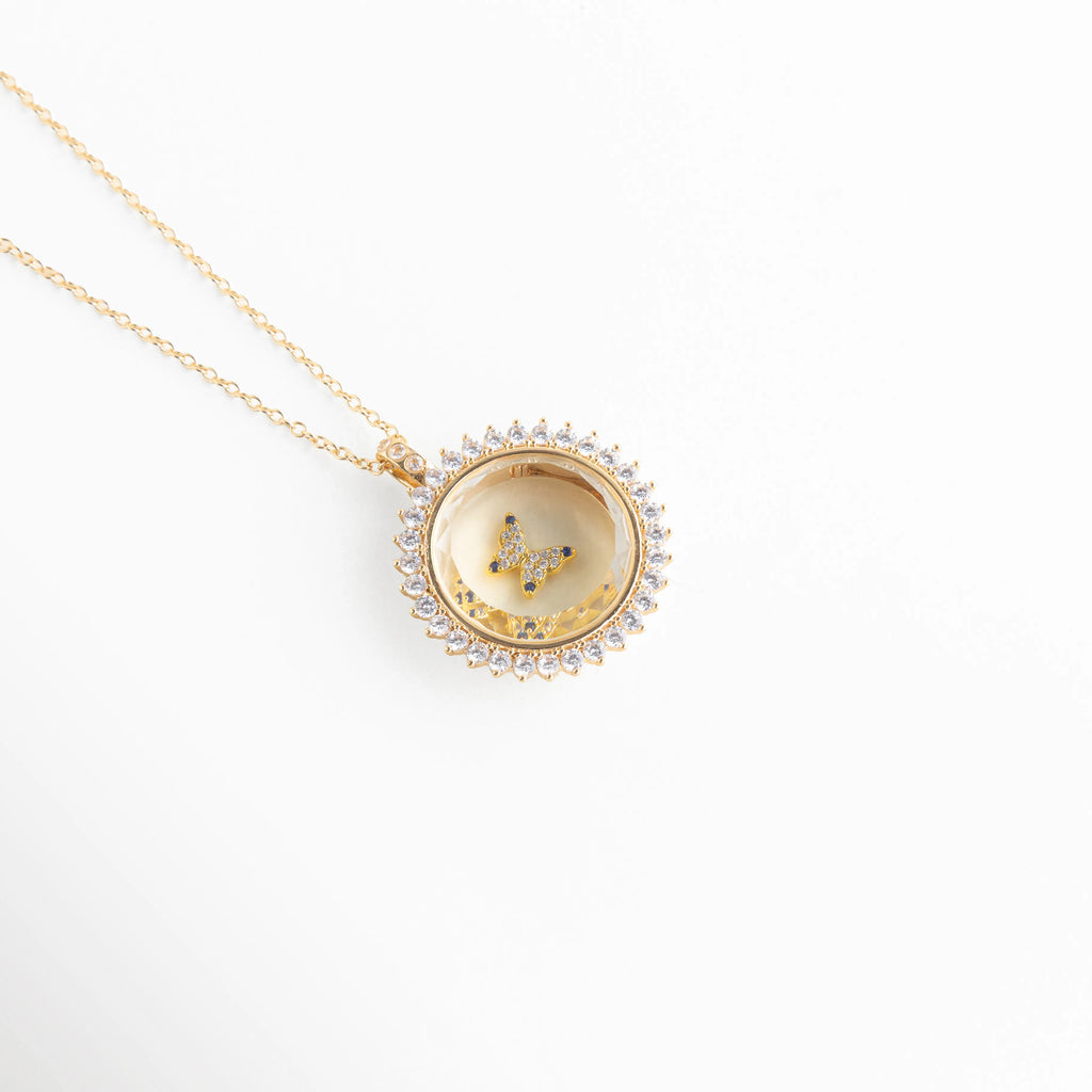 Charm mariposa en collar delicado con diseño elegante, Charm de mariposa en cadena fina con estilo femenino, Collar con charm mariposa pequeño y acabado brillante, Charm mariposa en dije con diseño sofisticado y delicado, Charm de mariposa en collar minimalista con toque elegante