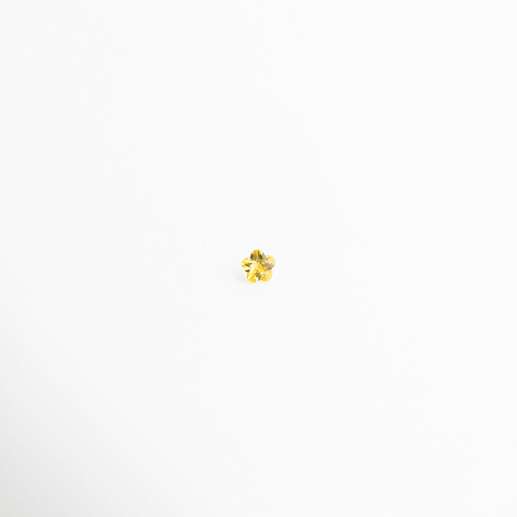 Charm de estrella amarilla con piedras brillantes y diseño delicado, Charm estrella amarilla con acabado luminoso y estilo elegante, Charm pequeño de estrella amarilla con brillo sutil y femenino, Charm estrella amarilla con diseño minimalista y acabado brillante, Charm estrella amarilla con piedras decorativas y estilo moderno