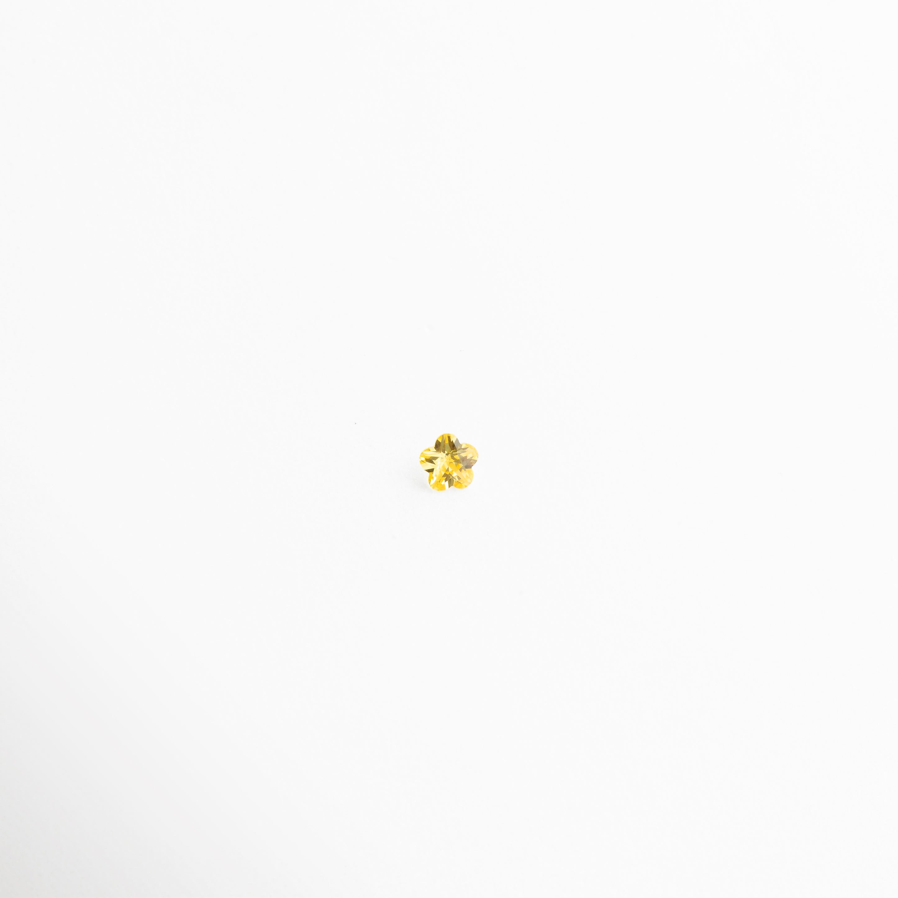 Charm de estrella amarilla con piedras brillantes y diseño delicado, Charm estrella amarilla con acabado luminoso y estilo elegante, Charm pequeño de estrella amarilla con brillo sutil y femenino, Charm estrella amarilla con diseño minimalista y acabado brillante, Charm estrella amarilla con piedras decorativas y estilo moderno