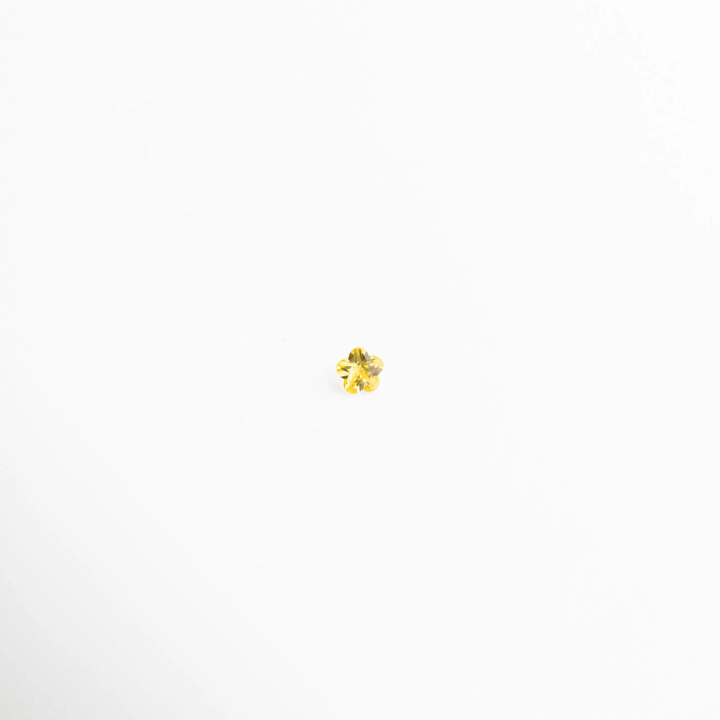 Charm pequeño amarillo con forma de flor y piedras brillantes delicadas, Charm mini amarillo de cristal con diseño floral elegante y femenino, Charm pequeño con piedras amarillas brillantes en forma de flor, Charm delicado amarillo con diseño minimalista y acabado brillante, Charm mini floral amarillo con piedras preciosas artificiales