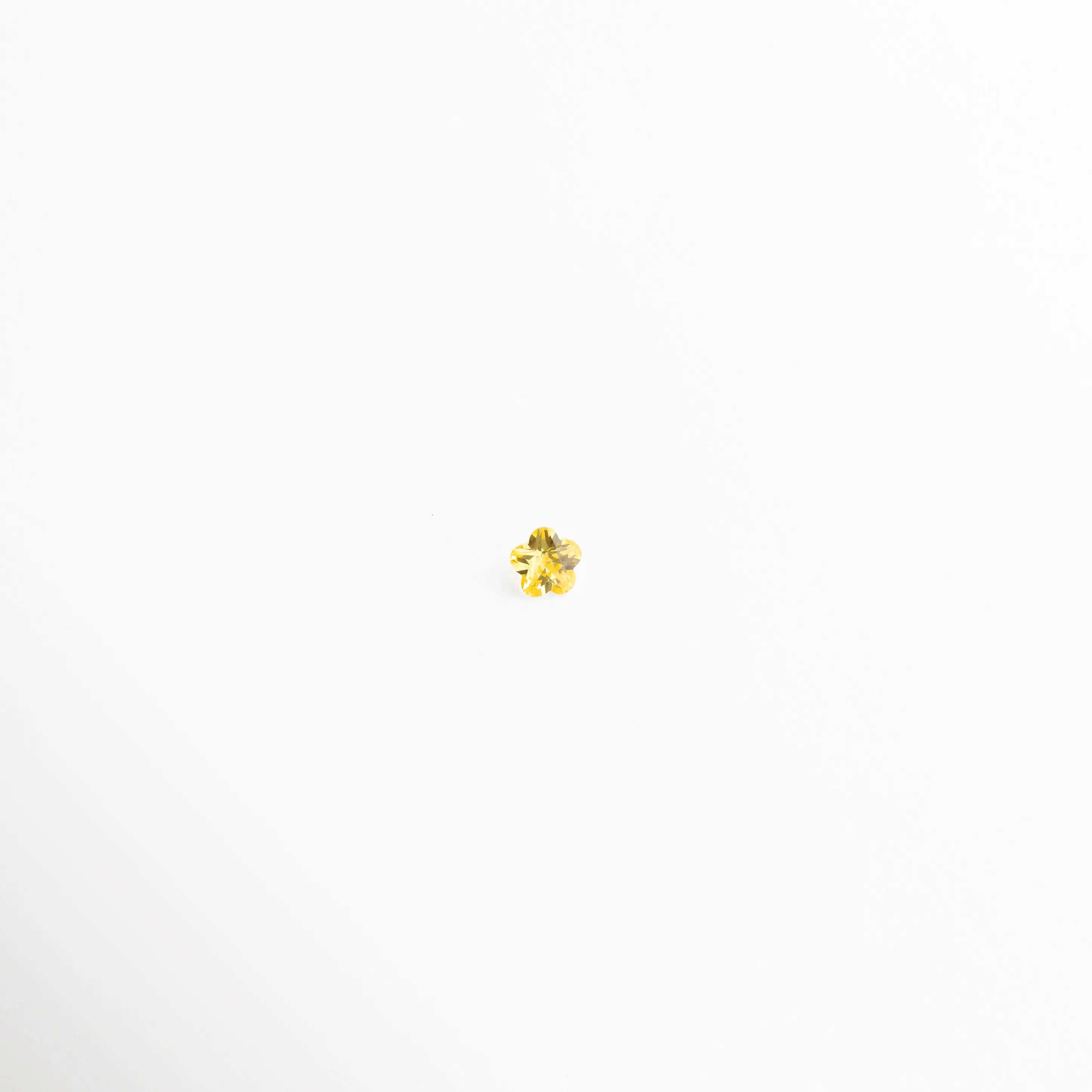 Charm pequeño amarillo con forma de flor y piedras brillantes delicadas, Charm mini amarillo de cristal con diseño floral elegante y femenino, Charm pequeño con piedras amarillas brillantes en forma de flor, Charm delicado amarillo con diseño minimalista y acabado brillante, Charm mini floral amarillo con piedras preciosas artificiales