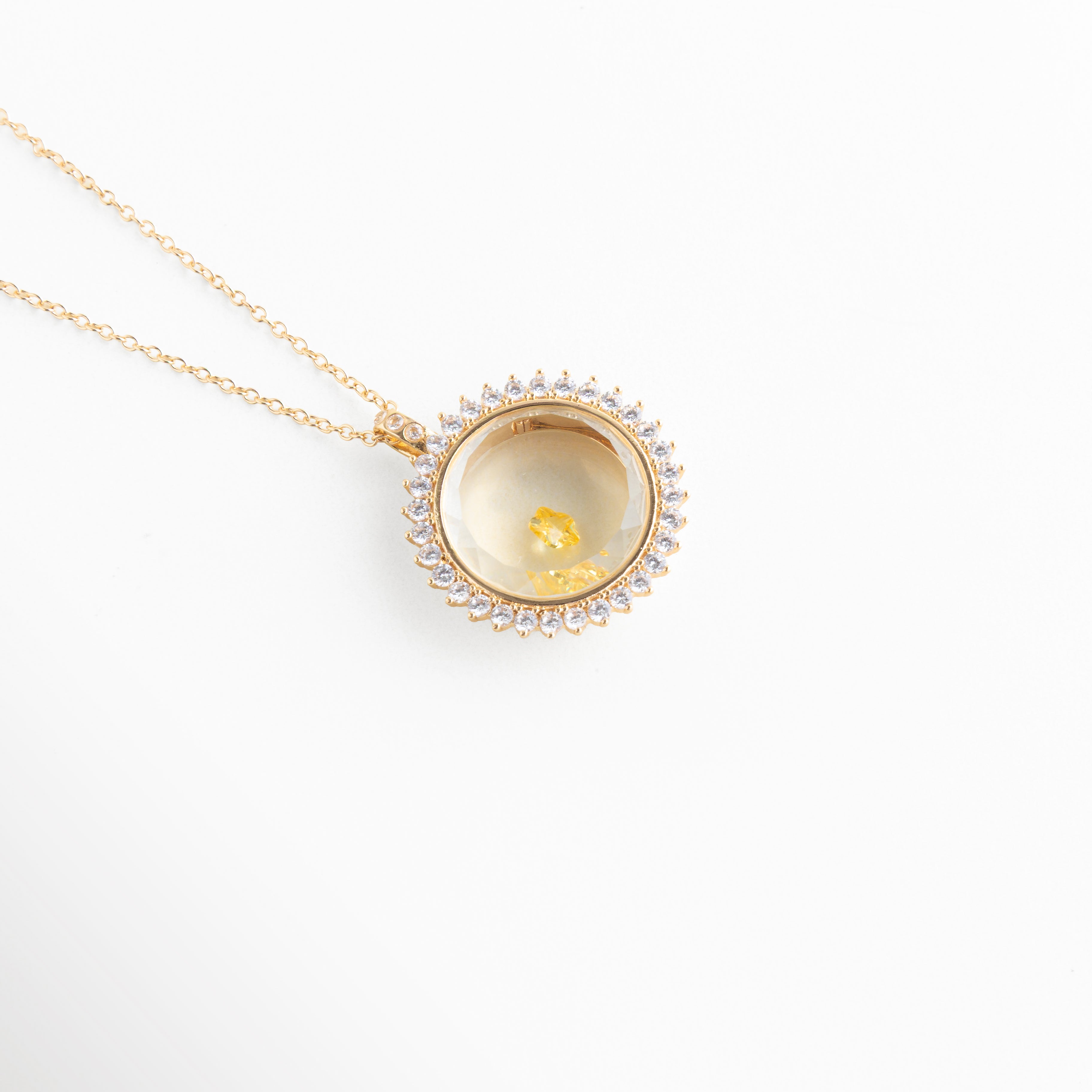 Charm estrella amarilla en collar delicado con diseño brillante, Charm de estrella amarilla en cadena fina con estilo elegante, Collar con charm de estrella amarilla pequeño y luminoso, Charm estrella amarilla en dije con acabado brillante, Charm de estrella amarilla en collar minimalista femenino