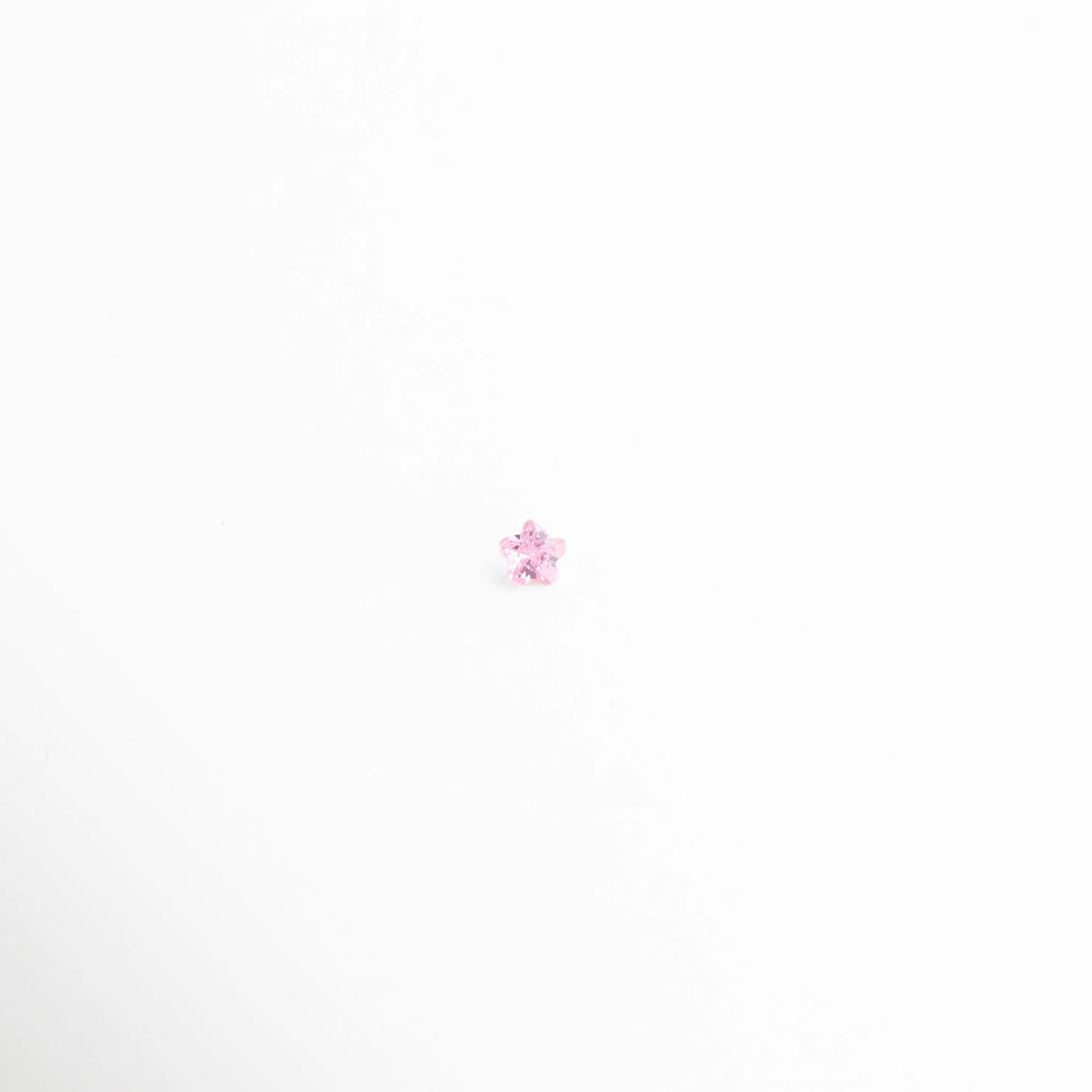 Charm pequeño rosa con forma de flor y piedras brillantes delicadas, Charm mini rosa de cristal con diseño floral elegante y femenino, Charm pequeño con piedras rosas brillantes en forma de flor, Charm delicado rosa con diseño minimalista y acabado brillante, Charm mini floral rosa con piedras preciosas artificiales