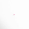 Charm pequeño rosa con forma de flor y piedras brillantes delicadas, Charm mini rosa de cristal con diseño floral elegante y femenino, Charm pequeño con piedras rosas brillantes en forma de flor, Charm delicado rosa con diseño minimalista y acabado brillante, Charm mini floral rosa con piedras preciosas artificiales