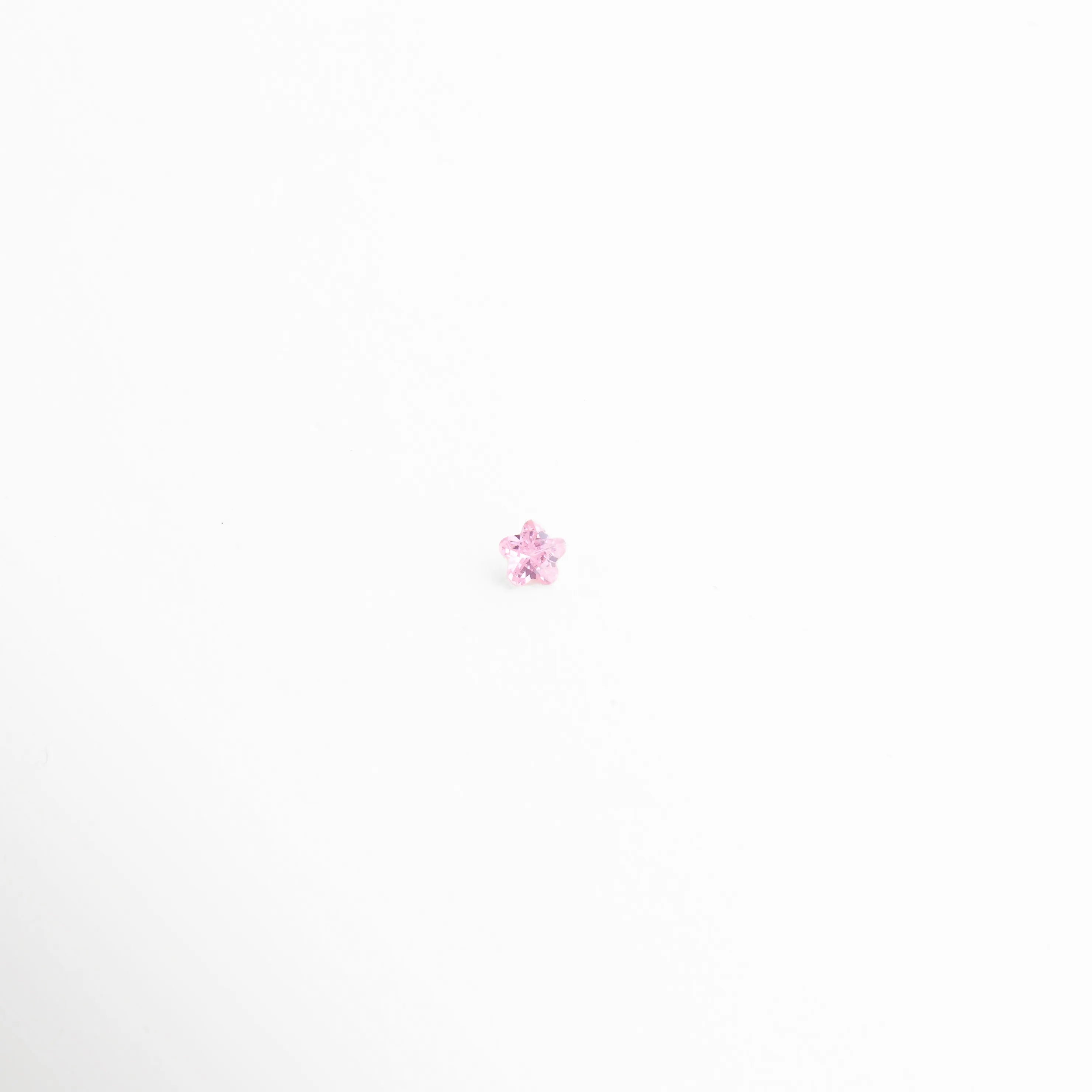 Charm pequeño rosa con forma de flor y piedras brillantes delicadas, Charm mini rosa de cristal con diseño floral elegante y femenino, Charm pequeño con piedras rosas brillantes en forma de flor, Charm delicado rosa con diseño minimalista y acabado brillante, Charm mini floral rosa con piedras preciosas artificiales