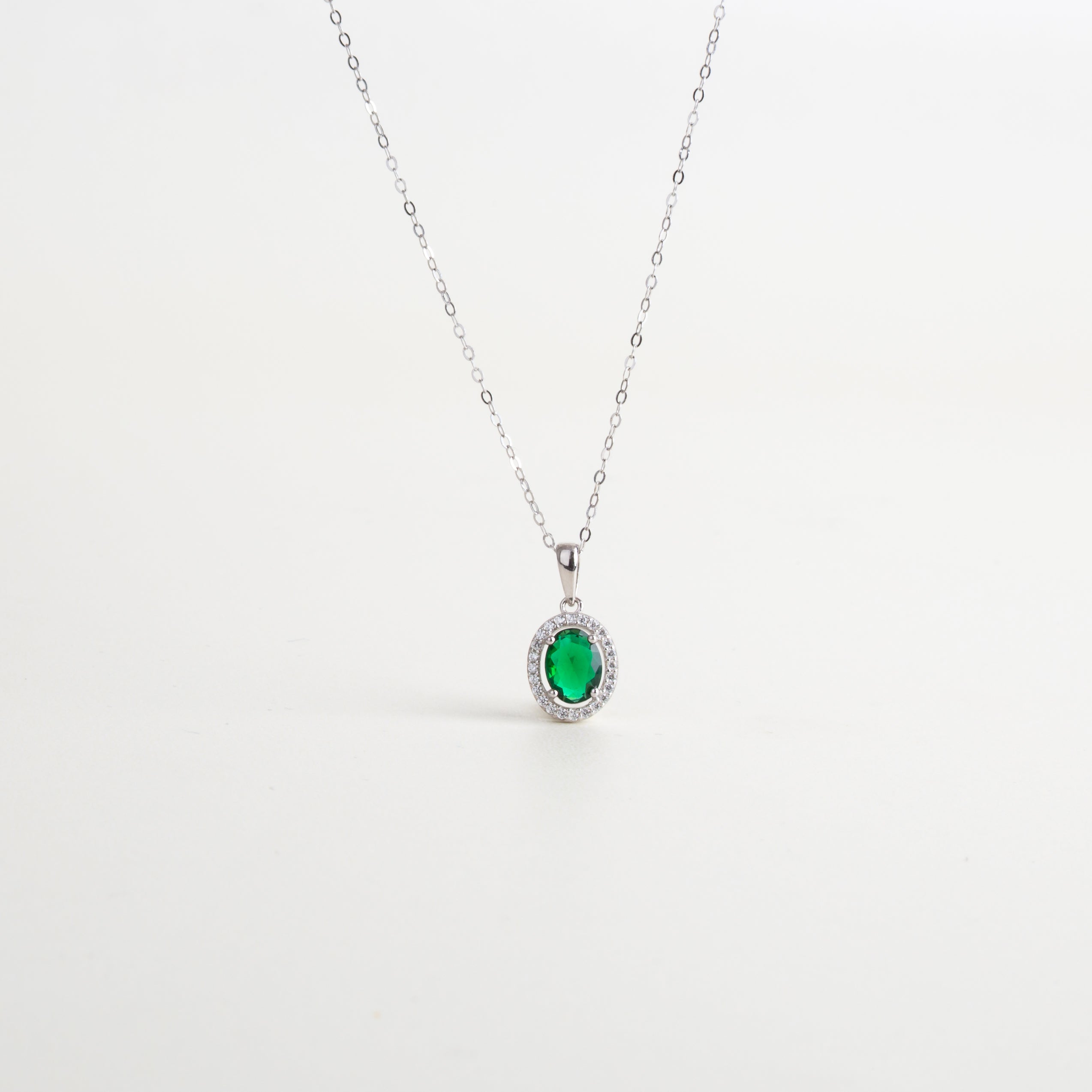 joyas con piedra ovalada verde, joyería sofisticada y moderna, accesorios femeninos elegantes, joyas verdes para mujer