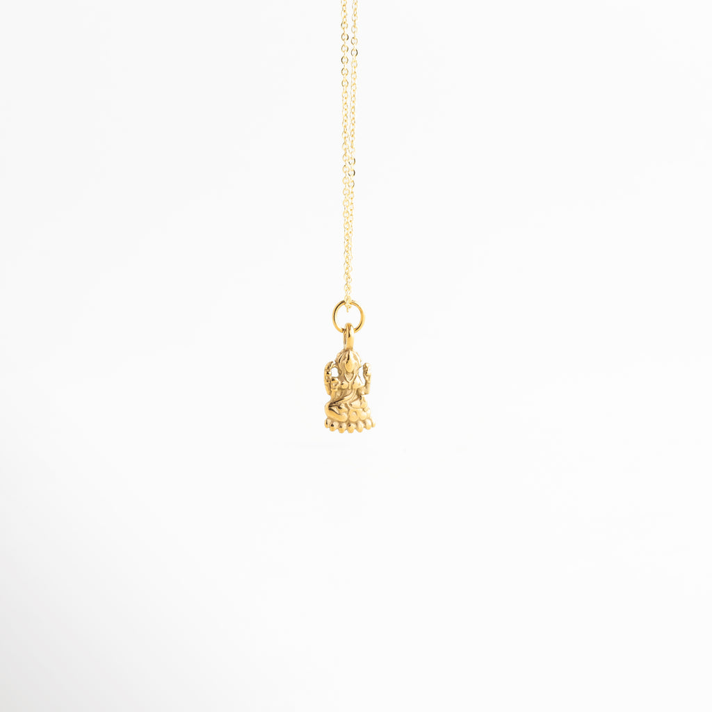 Charm Diosa dorado con zirconias y diseño espiritual elegante, Charm Diosa en oro 18K con figura detallada y acabado brillante, Charm Diosa dorado con estilo místico y detalles delicados, Charm Diosa con zirconias y diseño simbólico elegante, Charm Diosa de acero inoxidable con baño en oro 18K brillante