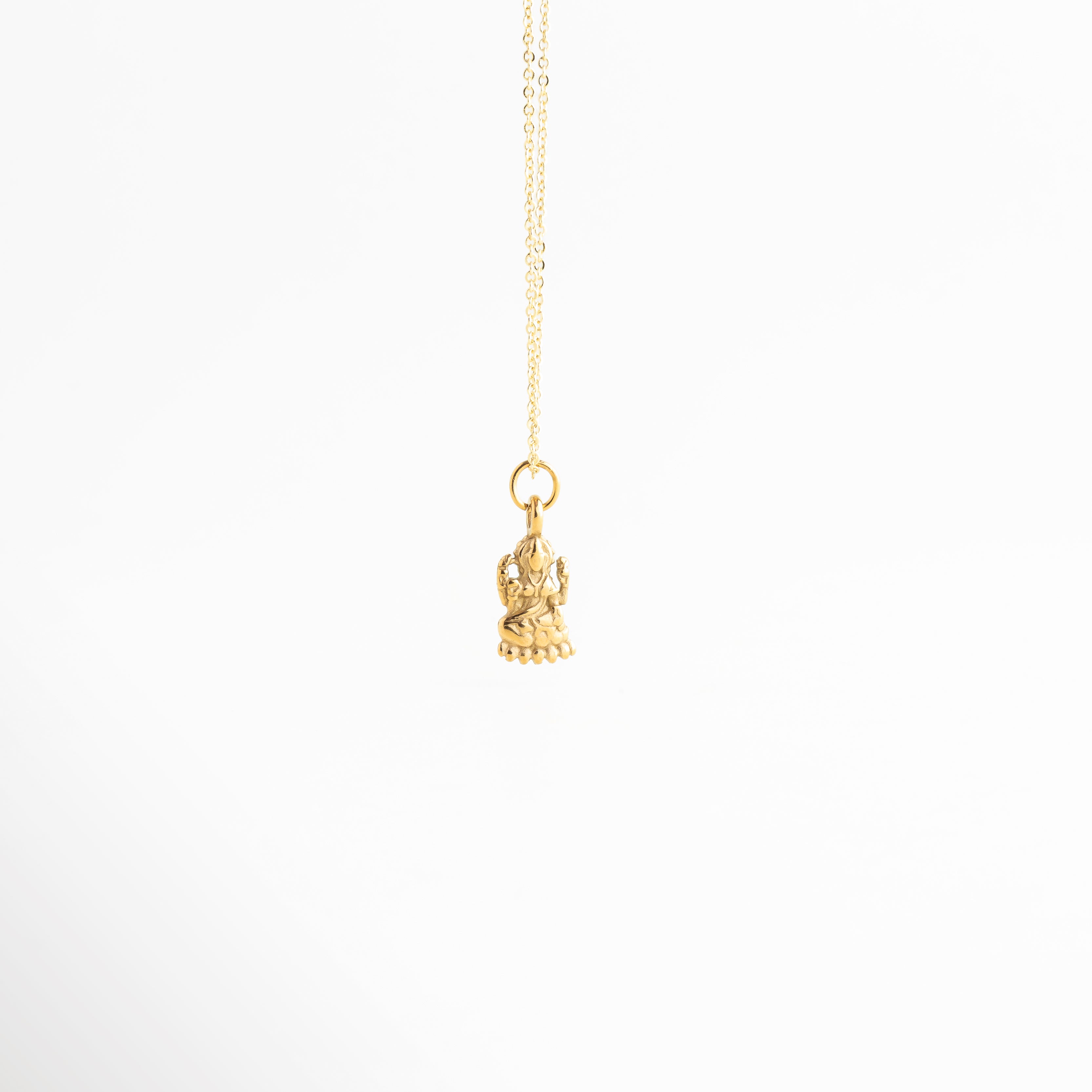 Charm Diosa dorado con zirconias y diseño espiritual elegante, Charm Diosa en oro 18K con figura detallada y acabado brillante, Charm Diosa dorado con estilo místico y detalles delicados, Charm Diosa con zirconias y diseño simbólico elegante, Charm Diosa de acero inoxidable con baño en oro 18K brillante