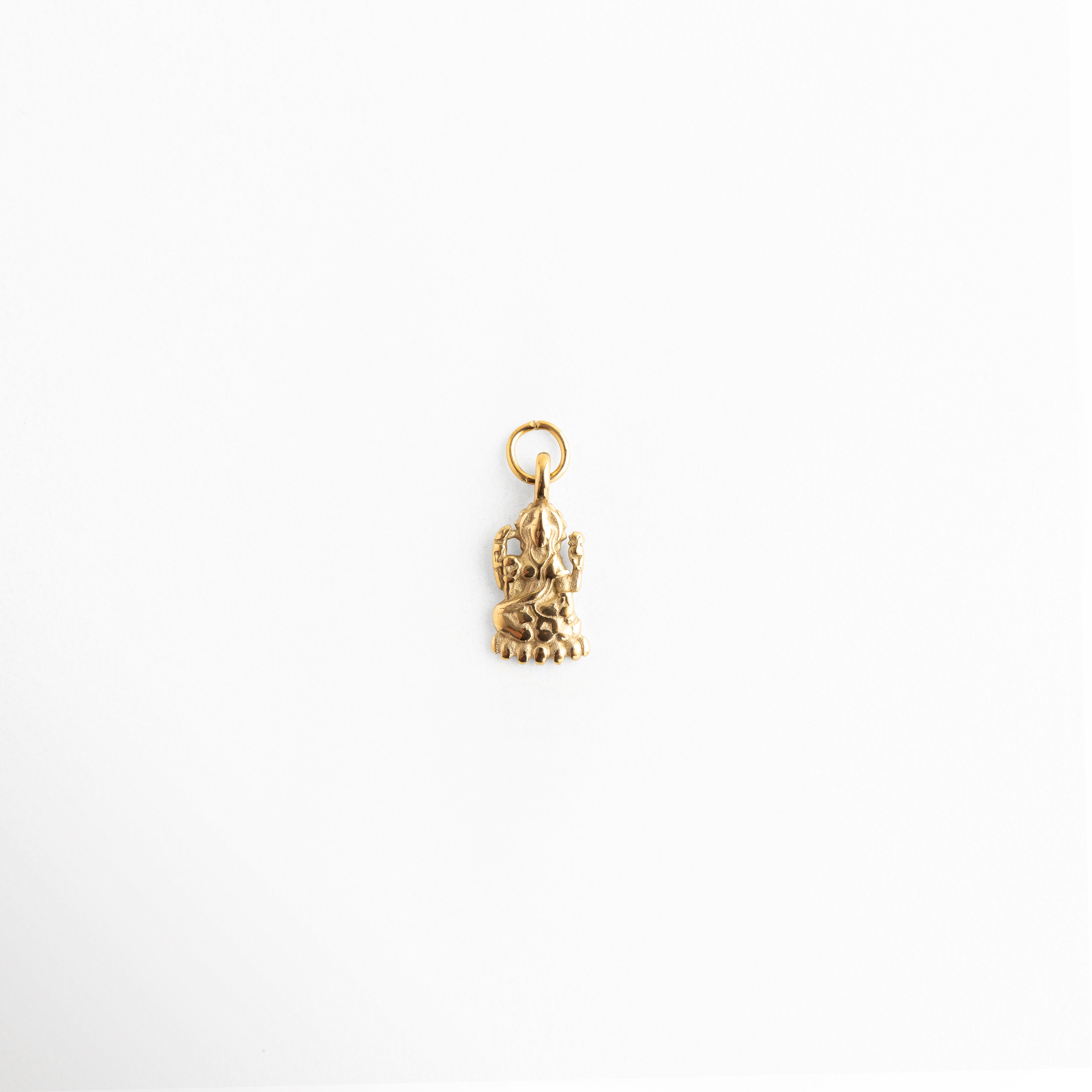 Charm Diosa dorado en detalle con diseño místico y elegante, Detalle de Charm Diosa con acabado en oro 18K y brillo sutil, Charm Diosa pequeño con figura simbólica y diseño sofisticado, Charm Diosa con zirconias y acabado brillante en vista cercana, Primer plano de Charm Diosa dorado con estilo espiritual