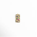 Charm dorado rectangular con incrustaciones de colores y textura martillada, dije dorado con piedras multicolor, diseño artesanal y moderno, colgante dorado con gemas de colores, ideal para combinar con otros charms