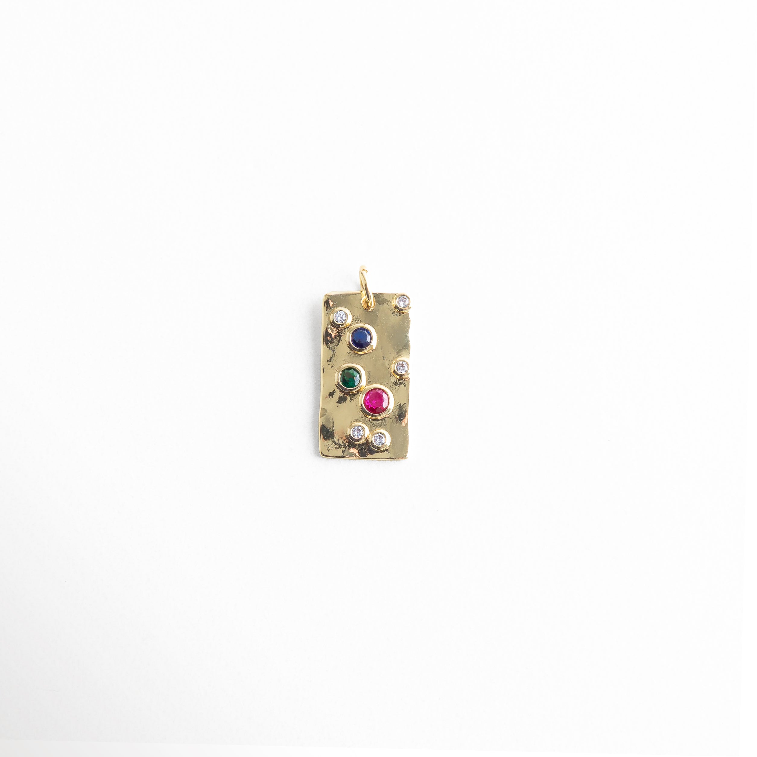 Charm dorado rectangular con incrustaciones de colores y textura martillada, dije dorado con piedras multicolor, diseño artesanal y moderno, colgante dorado con gemas de colores, ideal para combinar con otros charms
