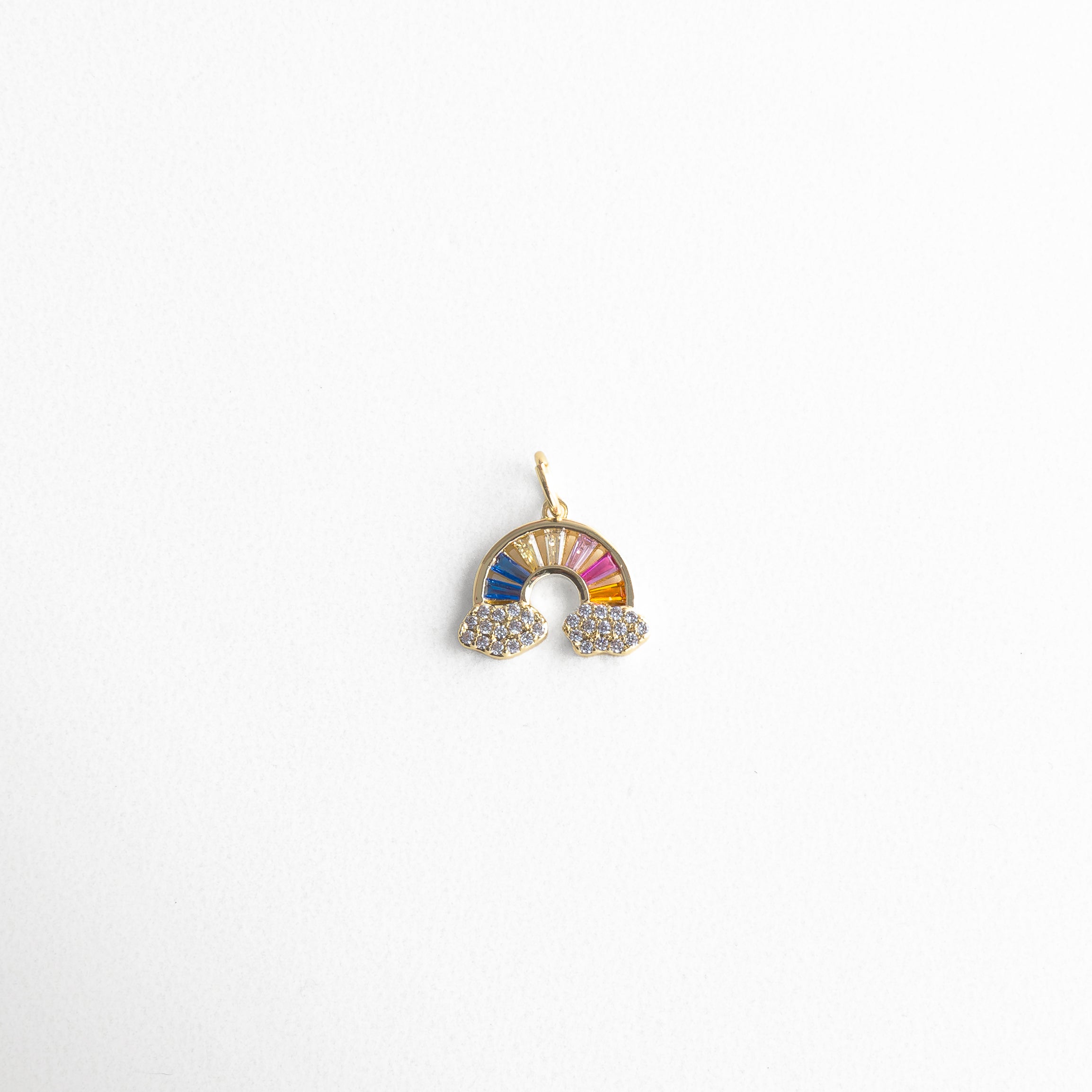 Charm dorado en forma de arcoíris con incrustaciones de colores y nubes brillantes, Dije arcoíris multicolor con cristales, diseño alegre y moderno, Colgante dorado con forma de arcoíris, ideal para dar un toque divertido y luminoso a cualquier look