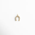 Charm dorado en forma de herradura con incrustaciones de zirconias, diseño brillante y elegante, símbolo clásico de buena suerte y protección, ideal para atraer energía positiva con un toque sofisticado