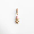 Charm dorado con figura de duende y gorro rosa esmaltado, diseño divertido y original con aro decorado con zirconias, ideal para quienes aman los accesorios únicos y con personalidad