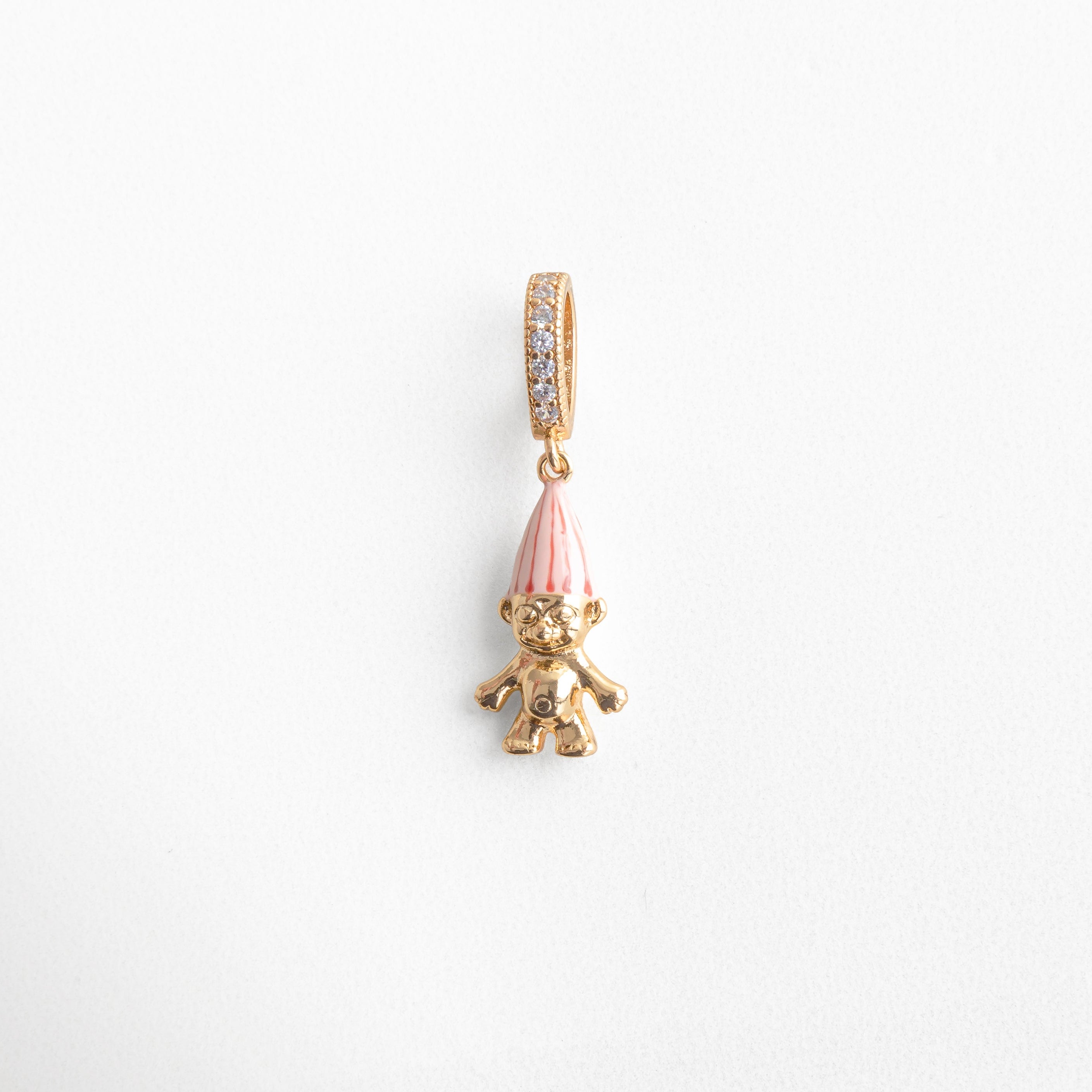 Charm dorado con figura de duende y gorro rosa esmaltado, diseño divertido y original con aro decorado con zirconias, ideal para quienes aman los accesorios únicos y con personalidad