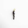 Charm dorado en forma de chile negro con detalles esmaltados y estrellas doradas, diseño divertido y moderno con toques brillantes, ideal para agregar un toque original y atrevido a cualquier look