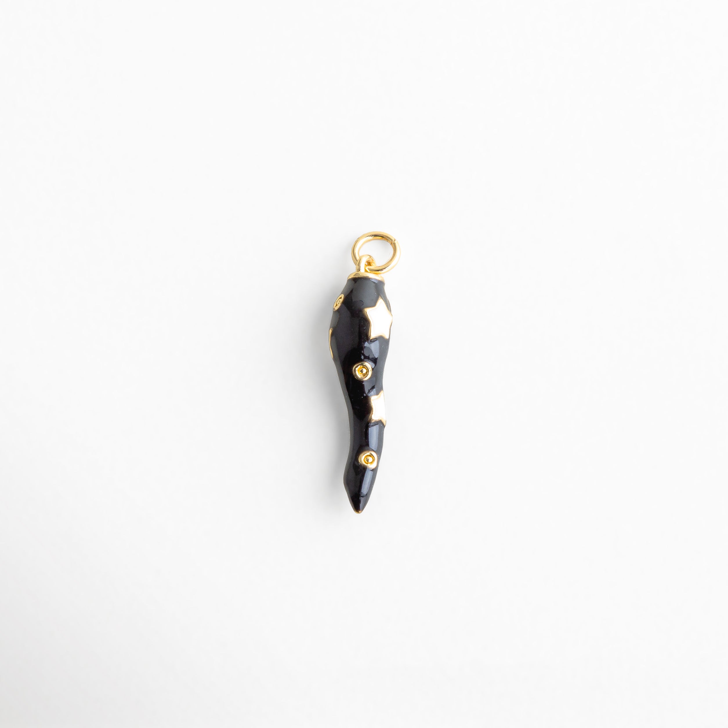Charm dorado en forma de chile negro con detalles esmaltados y estrellas doradas, diseño divertido y moderno con toques brillantes, ideal para agregar un toque original y atrevido a cualquier look