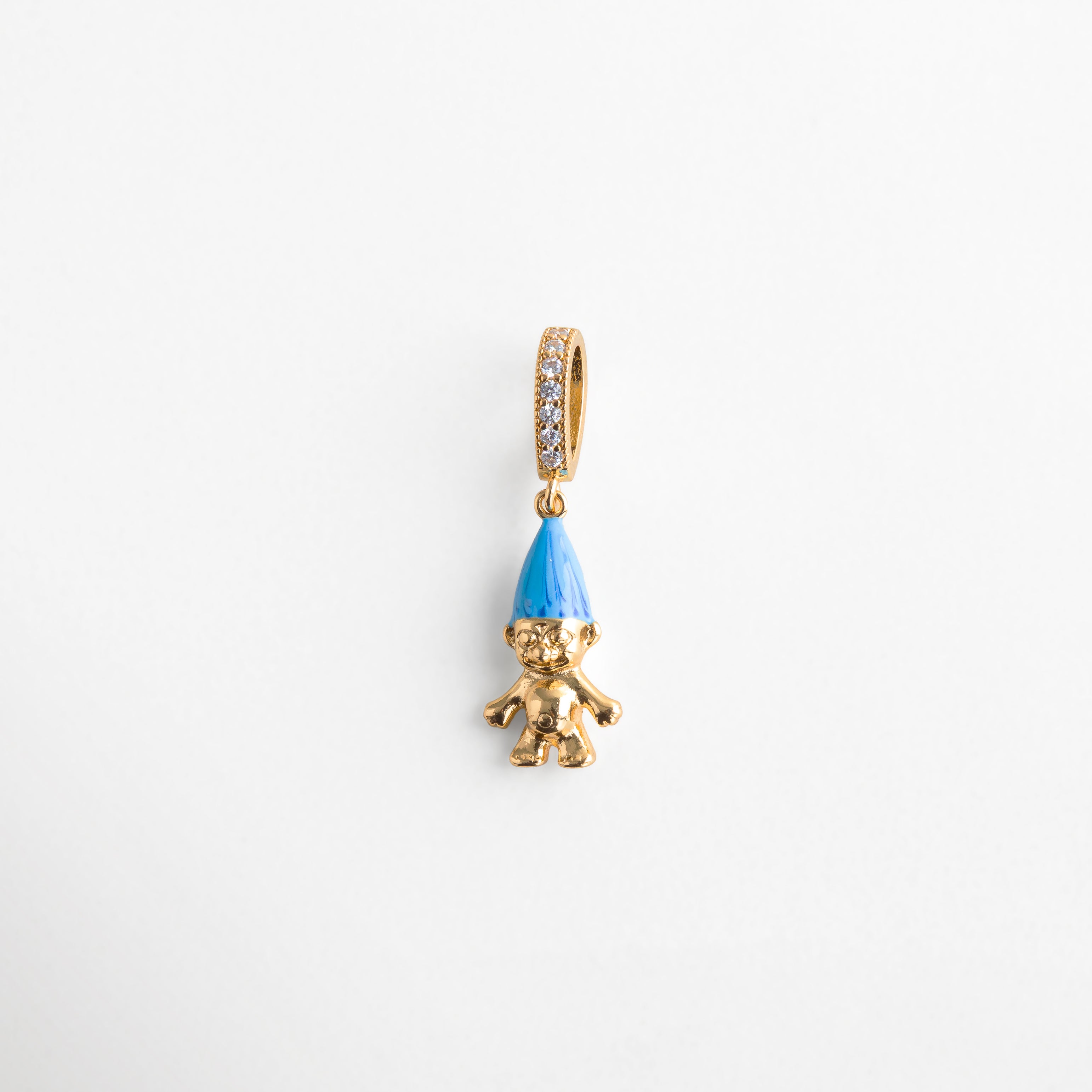 Charm dorado con figura de duende y gorro azul esmaltado, diseño divertido y único con aro decorado con zirconias, ideal para quienes buscan un toque alegre y diferente en su colección de charms