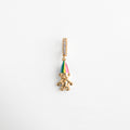 Charm dorado con figura de duende y gorro multicolor esmaltado, diseño divertido y lleno de color con aro decorado con zirconias, ideal para quienes aman los accesorios originales y con un toque de alegría