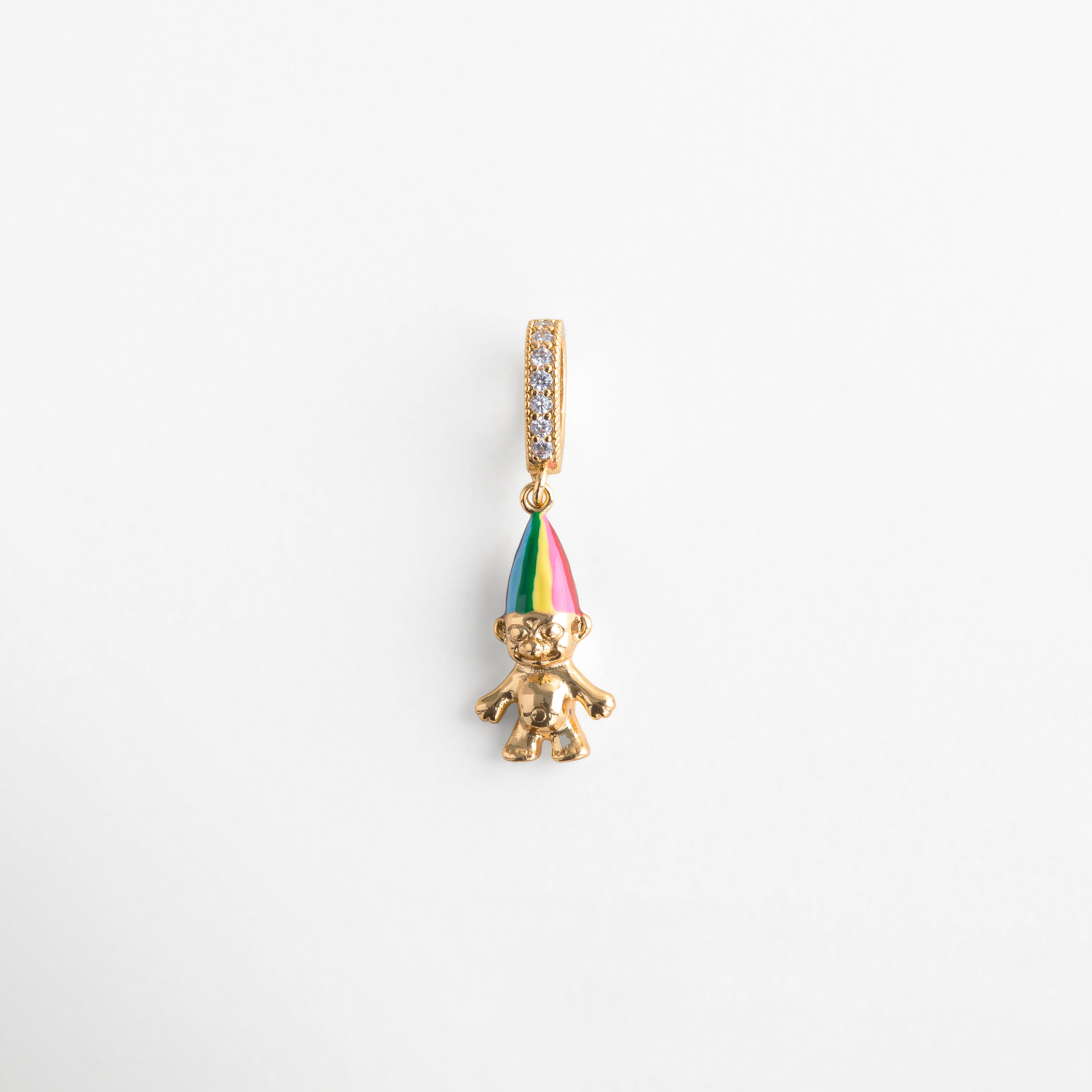 Charm dorado con figura de duende y gorro multicolor esmaltado, diseño divertido y lleno de color con aro decorado con zirconias, ideal para quienes aman los accesorios originales y con un toque de alegría
