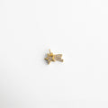 Charm dorado en forma de estrella fugaz con incrustaciones de zirconias, diseño brillante y elegante que simboliza deseos y nuevos comienzos, ideal para quienes buscan un toque celestial y lleno de luz en su estilo